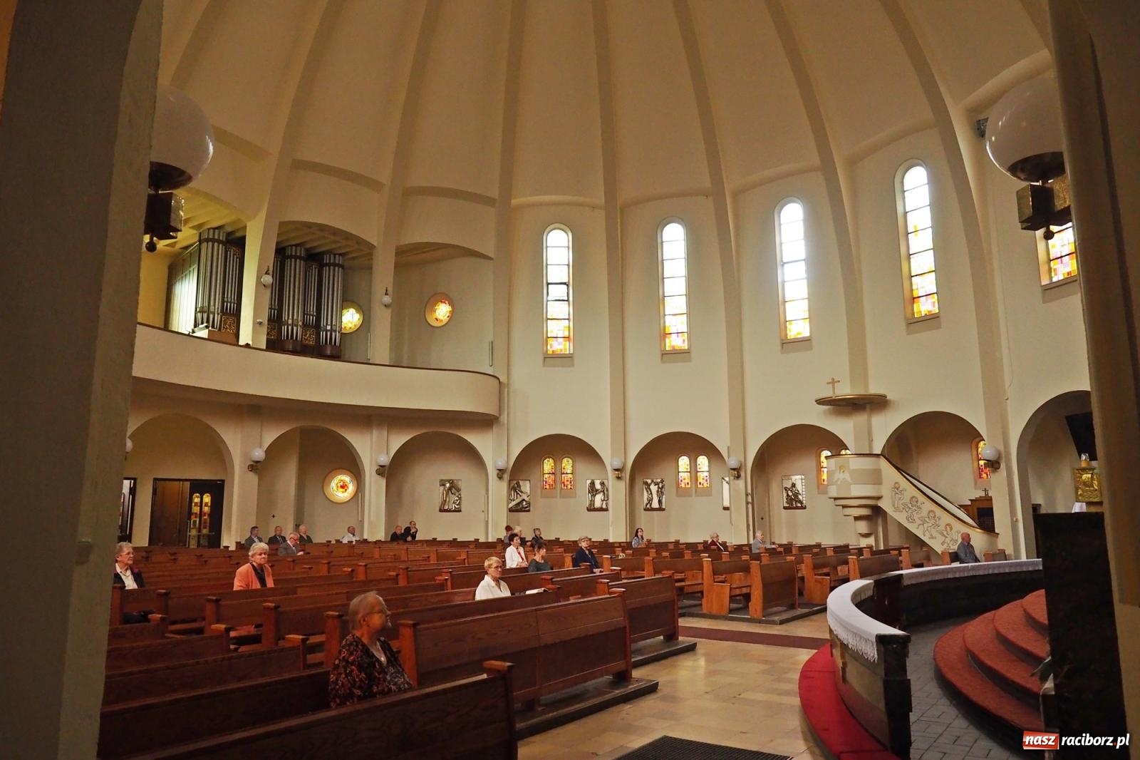 Zdjęcie w galerii na portalu naszraciborz.pl: Okrąglak w nowej odsłonie. Kościół przy Warszawskiej po malowaniu wiadomości z regionu