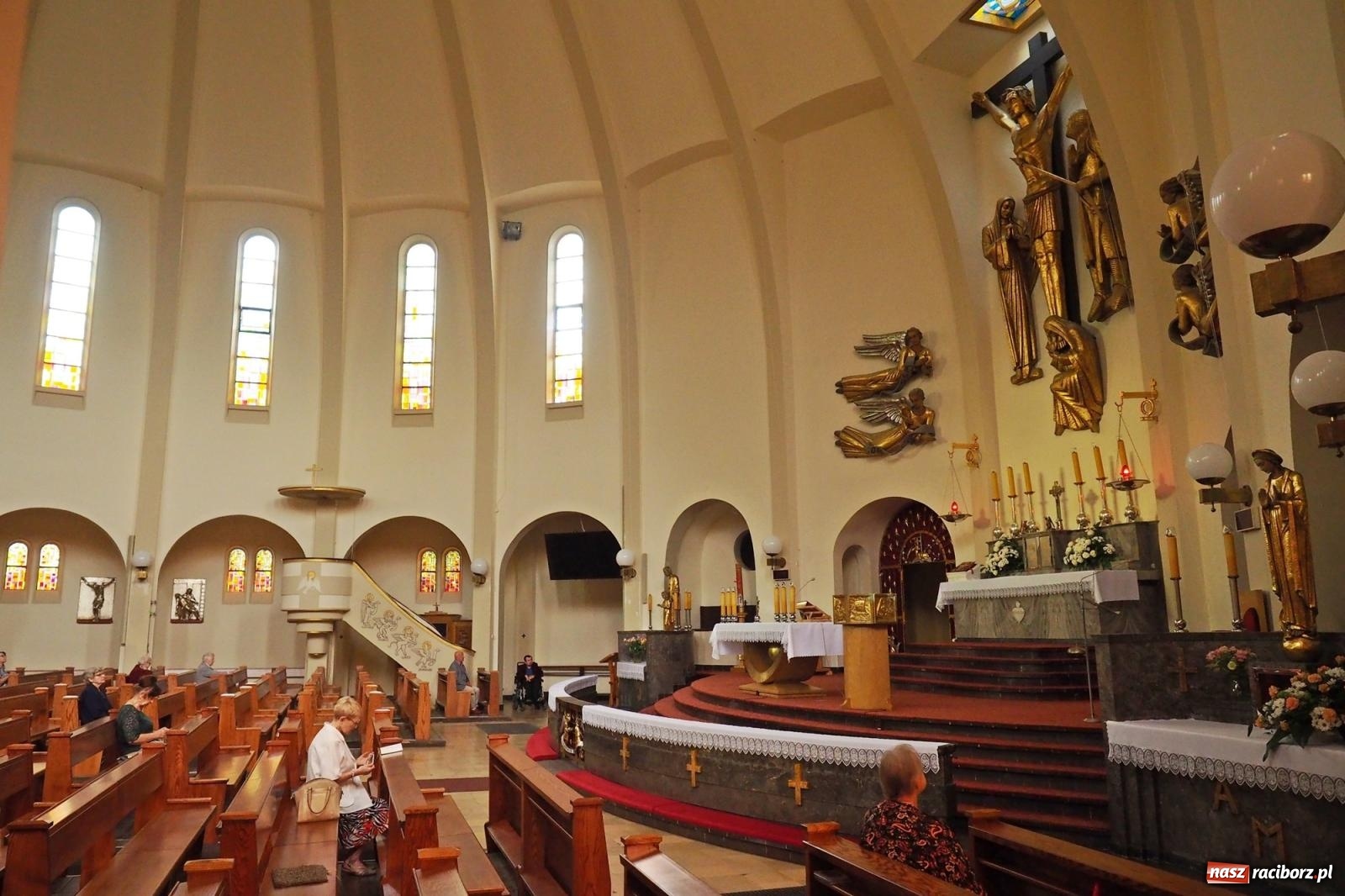 Zdjęcie w galerii na portalu naszraciborz.pl: Okrąglak w nowej odsłonie. Kościół przy Warszawskiej po malowaniu wiadomości z regionu