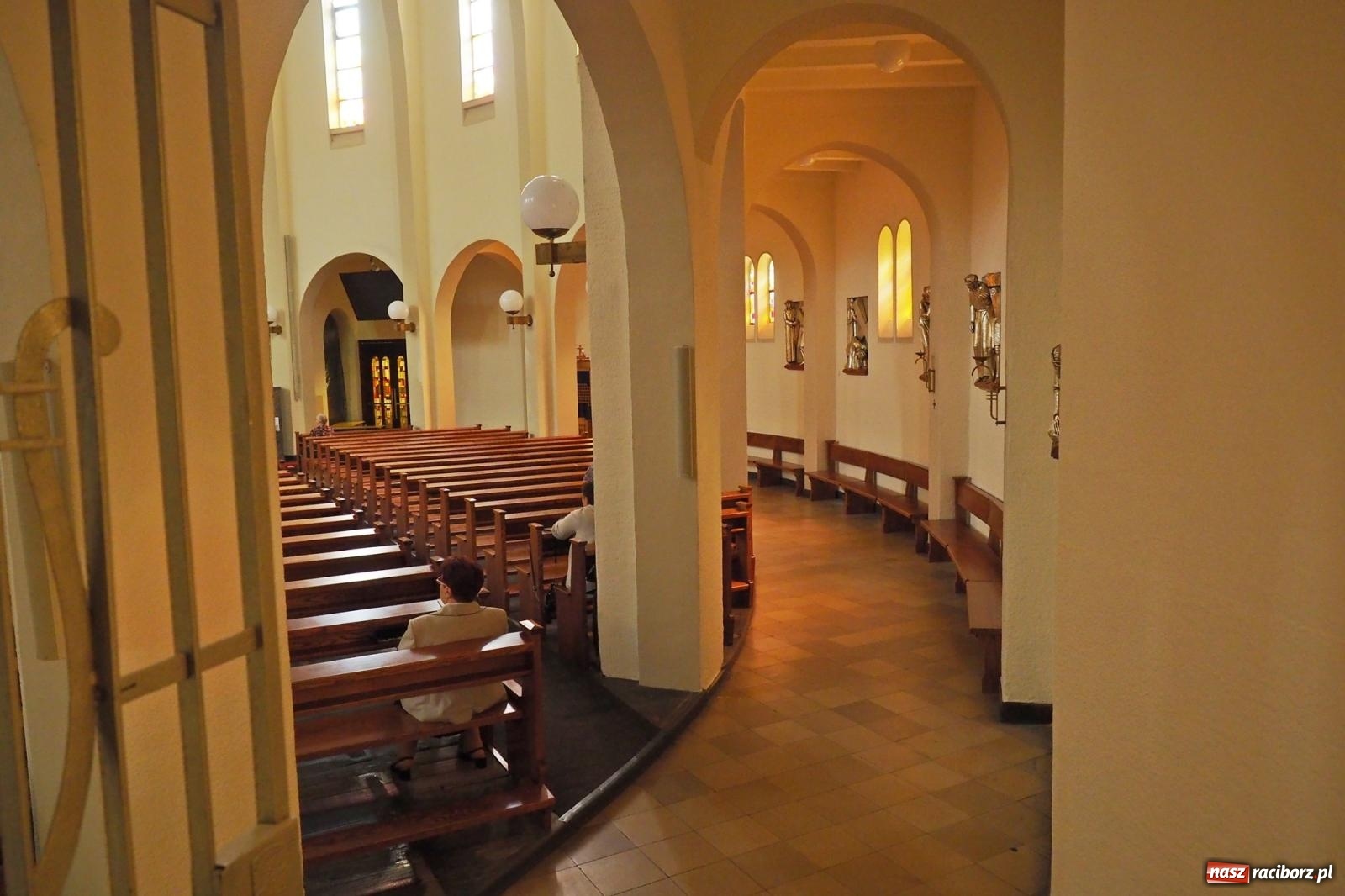 Zdjęcie w galerii na portalu naszraciborz.pl: Okrąglak w nowej odsłonie. Kościół przy Warszawskiej po malowaniu wiadomości z regionu