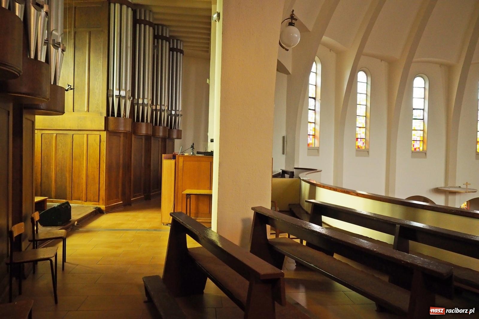 Zdjęcie w galerii na portalu naszraciborz.pl: Okrąglak w nowej odsłonie. Kościół przy Warszawskiej po malowaniu wiadomości z regionu