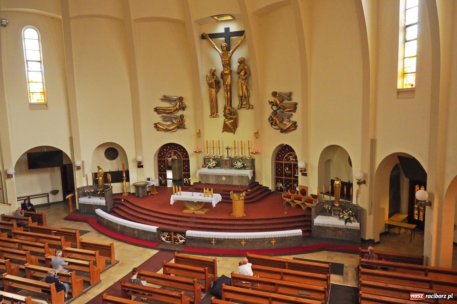 Zdjęcie w galerii na portalu naszraciborz.pl: Okrąglak w nowej odsłonie. Kościół przy Warszawskiej po malowaniu wiadomości z regionu