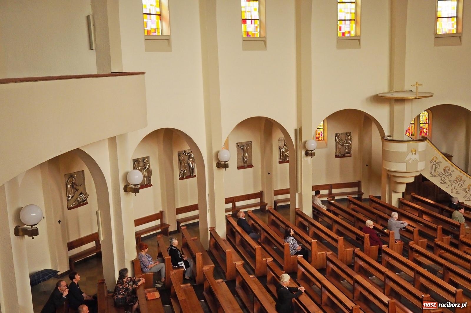 Zdjęcie w galerii na portalu naszraciborz.pl: Okrąglak w nowej odsłonie. Kościół przy Warszawskiej po malowaniu wiadomości z regionu