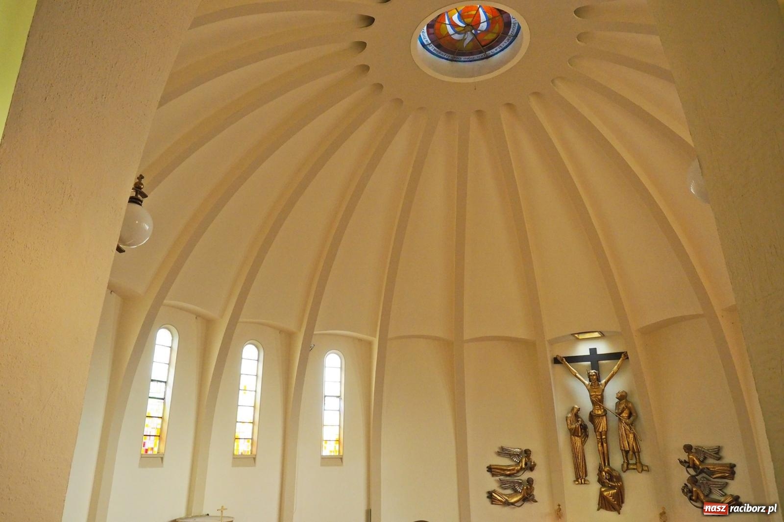 Zdjęcie w galerii na portalu naszraciborz.pl: Okrąglak w nowej odsłonie. Kościół przy Warszawskiej po malowaniu wiadomości z regionu