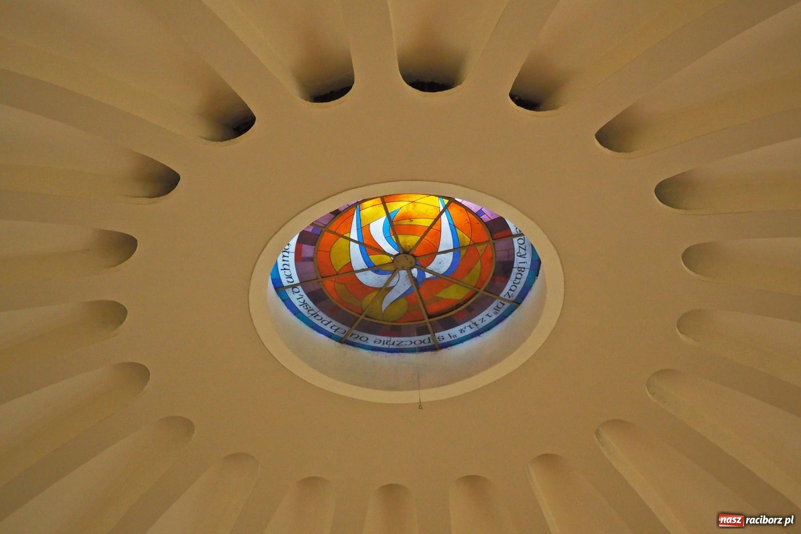 Zdjęcie w galerii na portalu naszraciborz.pl: Okrąglak w nowej odsłonie. Kościół przy Warszawskiej po malowaniu wiadomości z regionu