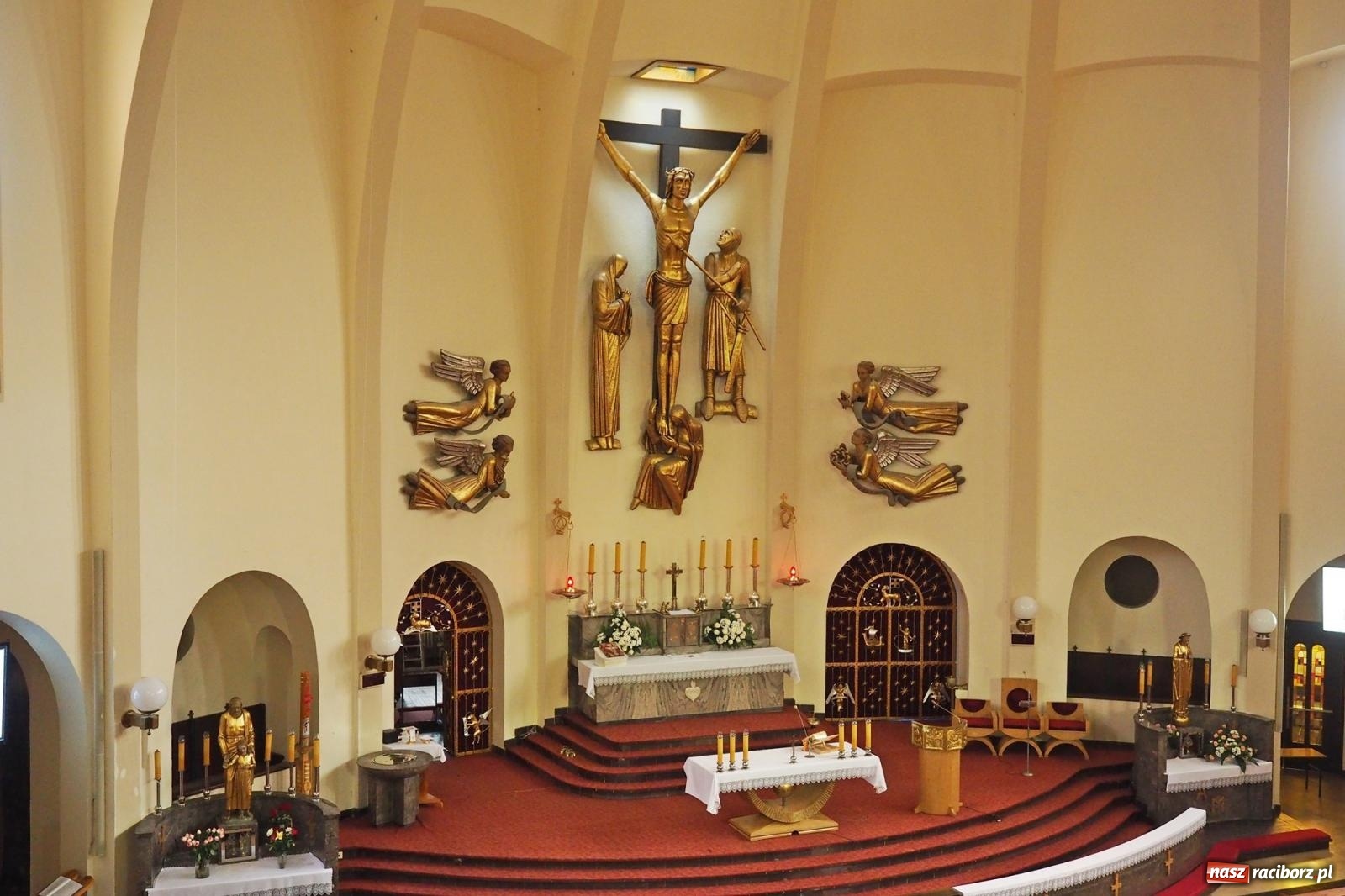 Zdjęcie w galerii na portalu naszraciborz.pl: Okrąglak w nowej odsłonie. Kościół przy Warszawskiej po malowaniu wiadomości z regionu