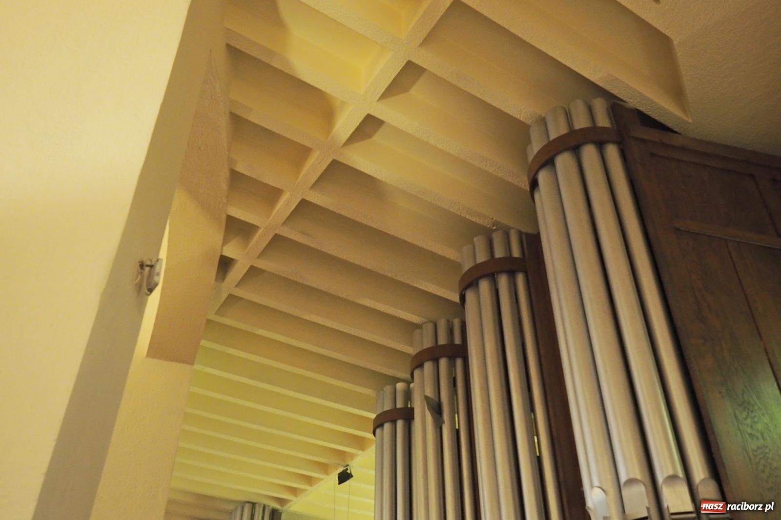 Zdjęcie w galerii na portalu naszraciborz.pl: Okrąglak w nowej odsłonie. Kościół przy Warszawskiej po malowaniu wiadomości z regionu