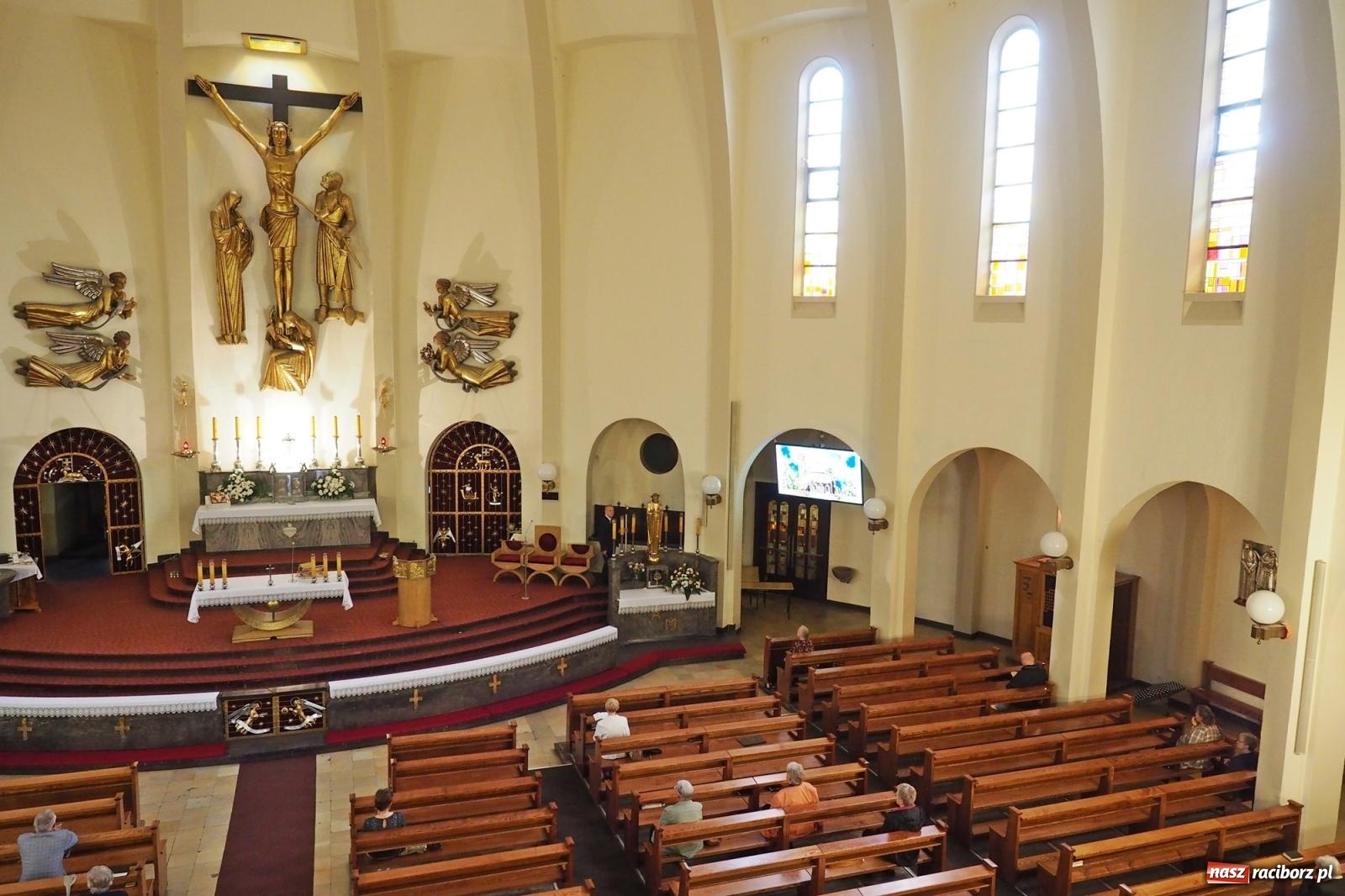 Zdjęcie w galerii na portalu naszraciborz.pl: Okrąglak w nowej odsłonie. Kościół przy Warszawskiej po malowaniu wiadomości z regionu