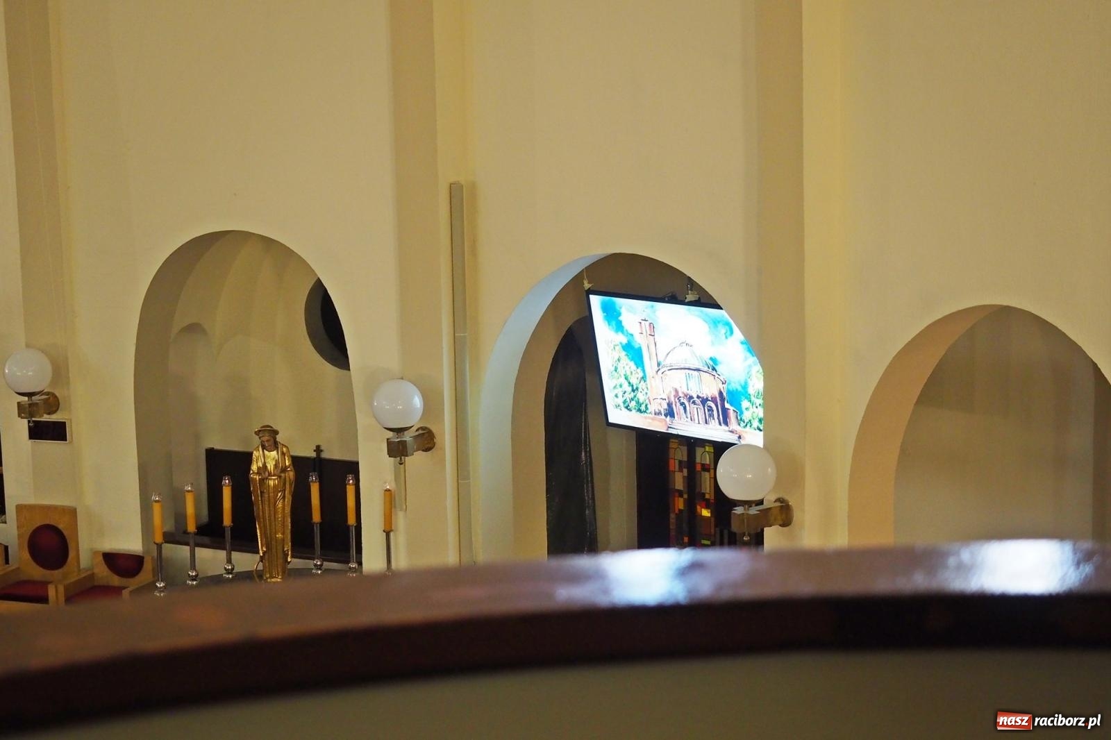 Zdjęcie w galerii na portalu naszraciborz.pl: Okrąglak w nowej odsłonie. Kościół przy Warszawskiej po malowaniu wiadomości z regionu