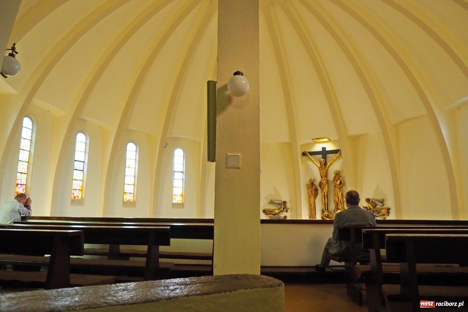 Zdjęcie w galerii na portalu naszraciborz.pl: Okrąglak w nowej odsłonie. Kościół przy Warszawskiej po malowaniu wiadomości z regionu