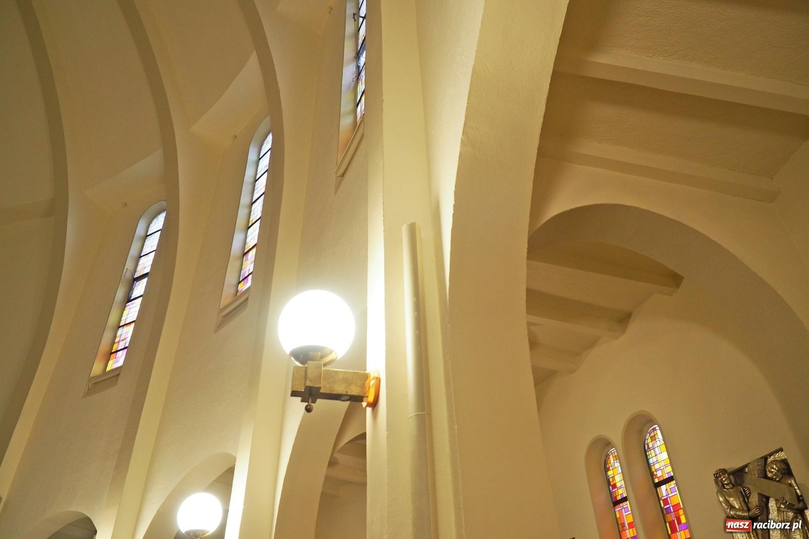 Zdjęcie w galerii na portalu naszraciborz.pl: Okrąglak w nowej odsłonie. Kościół przy Warszawskiej po malowaniu wiadomości z regionu