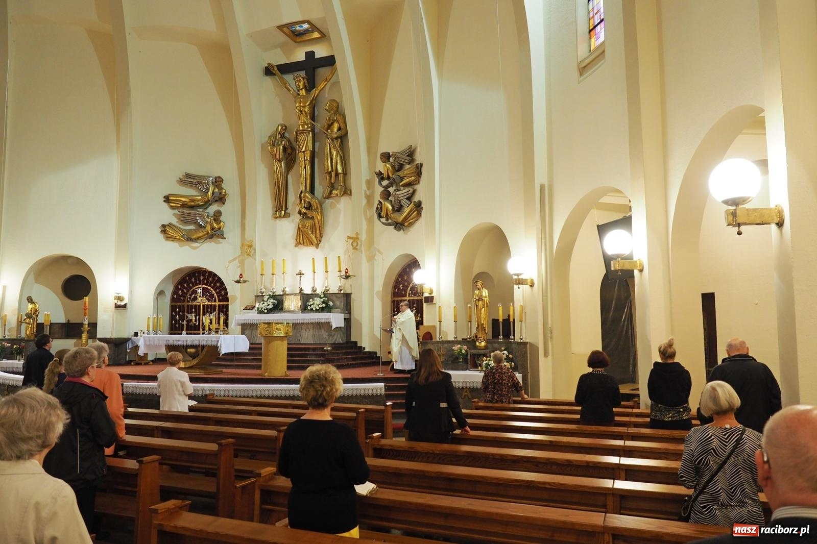 Zdjęcie w galerii na portalu naszraciborz.pl: Okrąglak w nowej odsłonie. Kościół przy Warszawskiej po malowaniu wiadomości z regionu