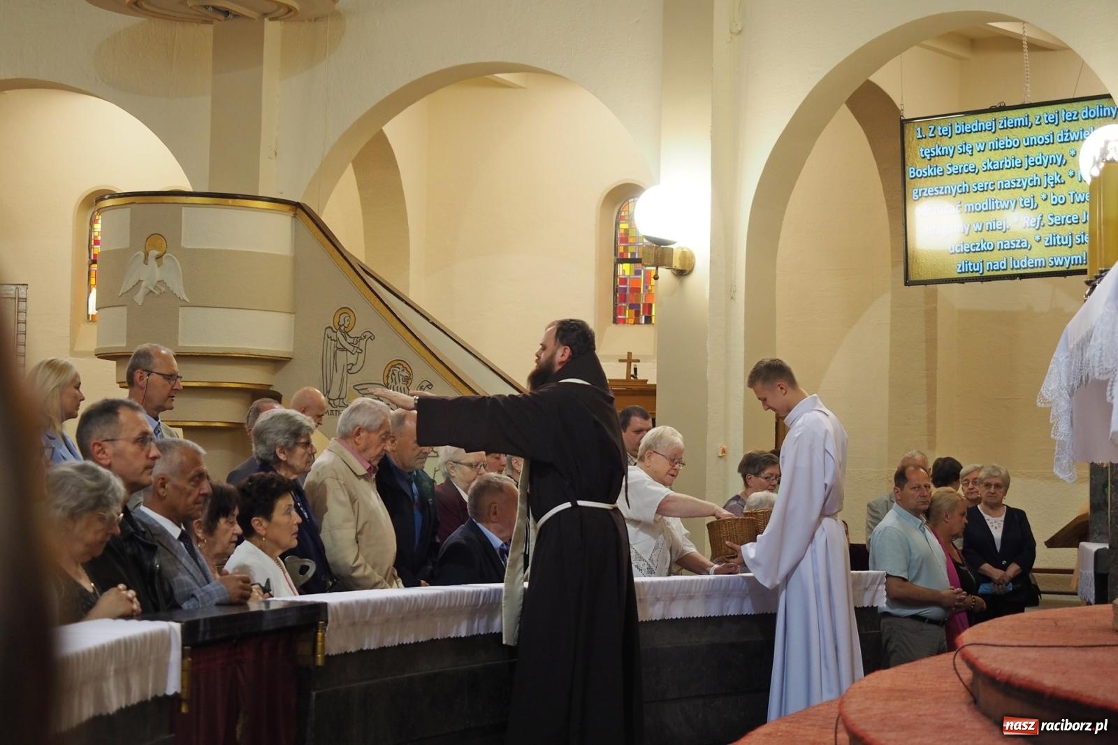Zdjęcie w galerii na portalu naszraciborz.pl: Okrąglak w nowej odsłonie. Kościół przy Warszawskiej po malowaniu wiadomości z regionu