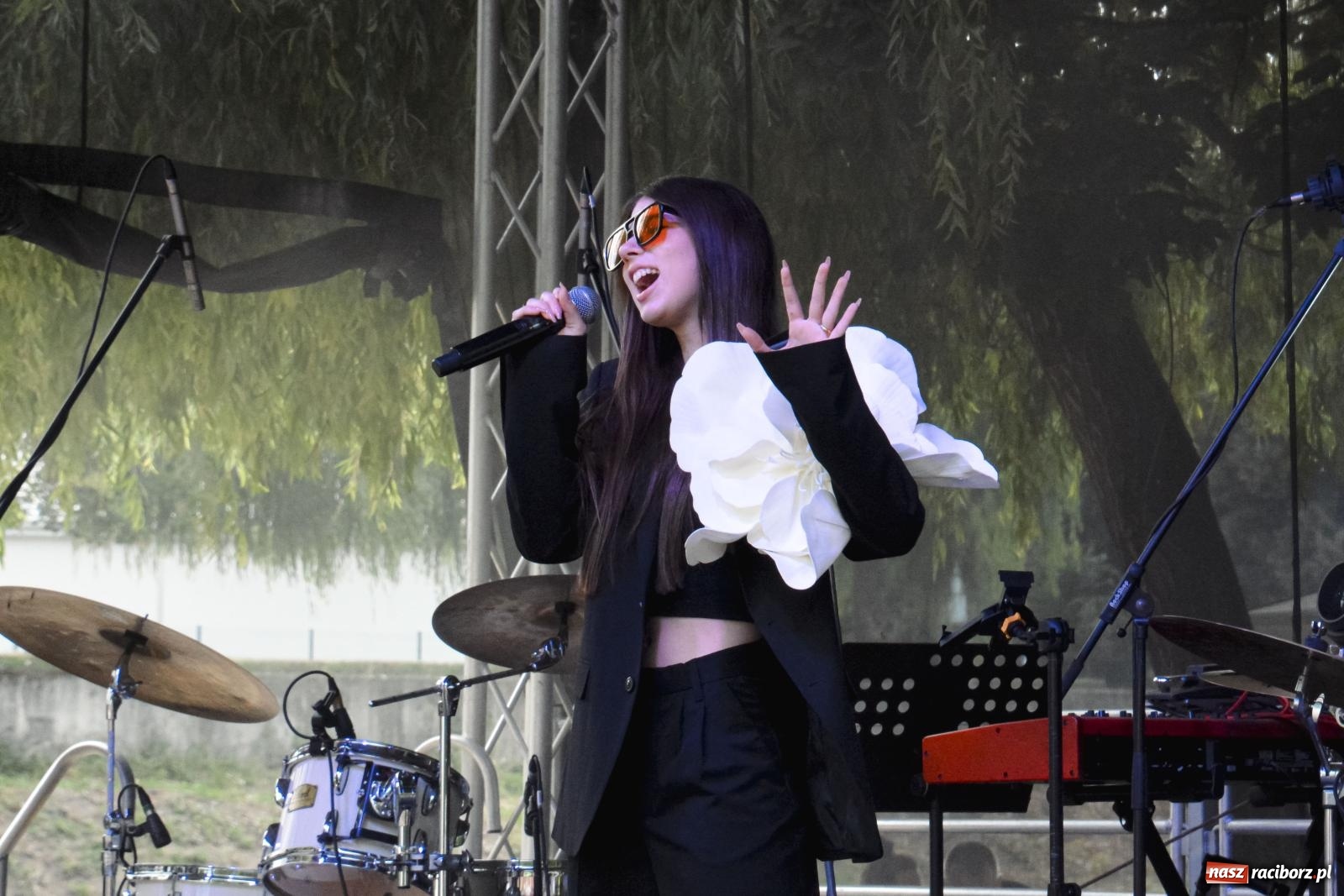 Zdjęcie w galerii na portalu naszraciborz.pl: Emi Franica, Andrzej Biliński oraz Kajetan Drozd z zespołem. Popołudnie na bulwarach [FOTO i WIDEO] wiadomości z regionu