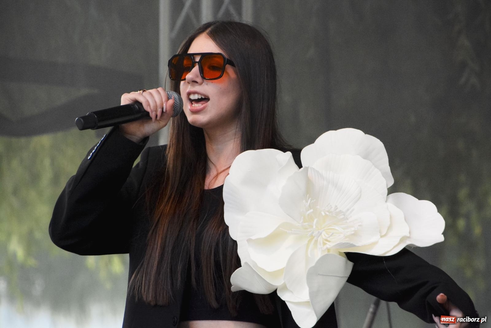 Zdjęcie w galerii na portalu naszraciborz.pl: Emi Franica, Andrzej Biliński oraz Kajetan Drozd z zespołem. Popołudnie na bulwarach [FOTO i WIDEO] wiadomości z regionu