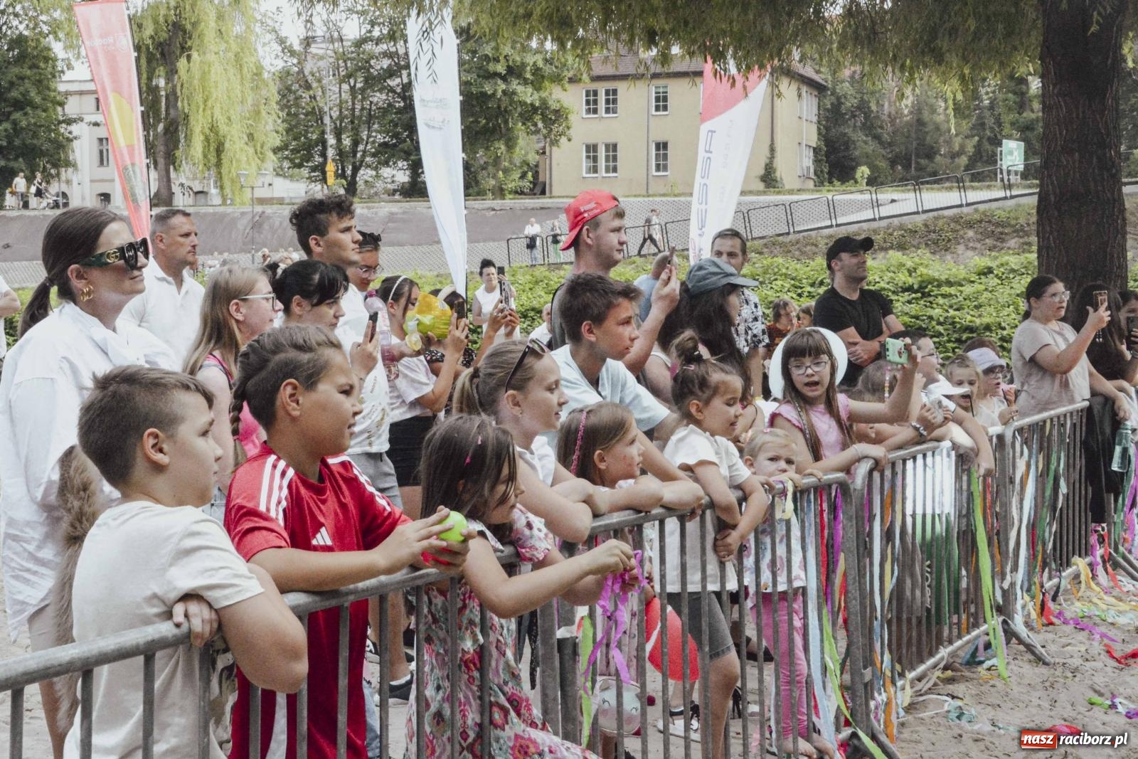 Zdjęcie w galerii na portalu naszraciborz.pl: Emi Franica, Andrzej Biliński oraz Kajetan Drozd z zespołem. Popołudnie na bulwarach [FOTO i WIDEO] wiadomości z regionu