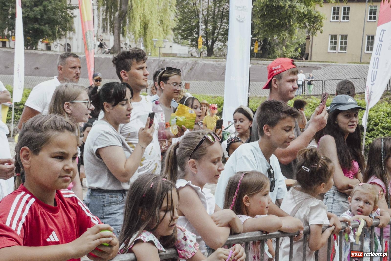 Zdjęcie w galerii na portalu naszraciborz.pl: Emi Franica, Andrzej Biliński oraz Kajetan Drozd z zespołem. Popołudnie na bulwarach [FOTO i WIDEO] wiadomości z regionu