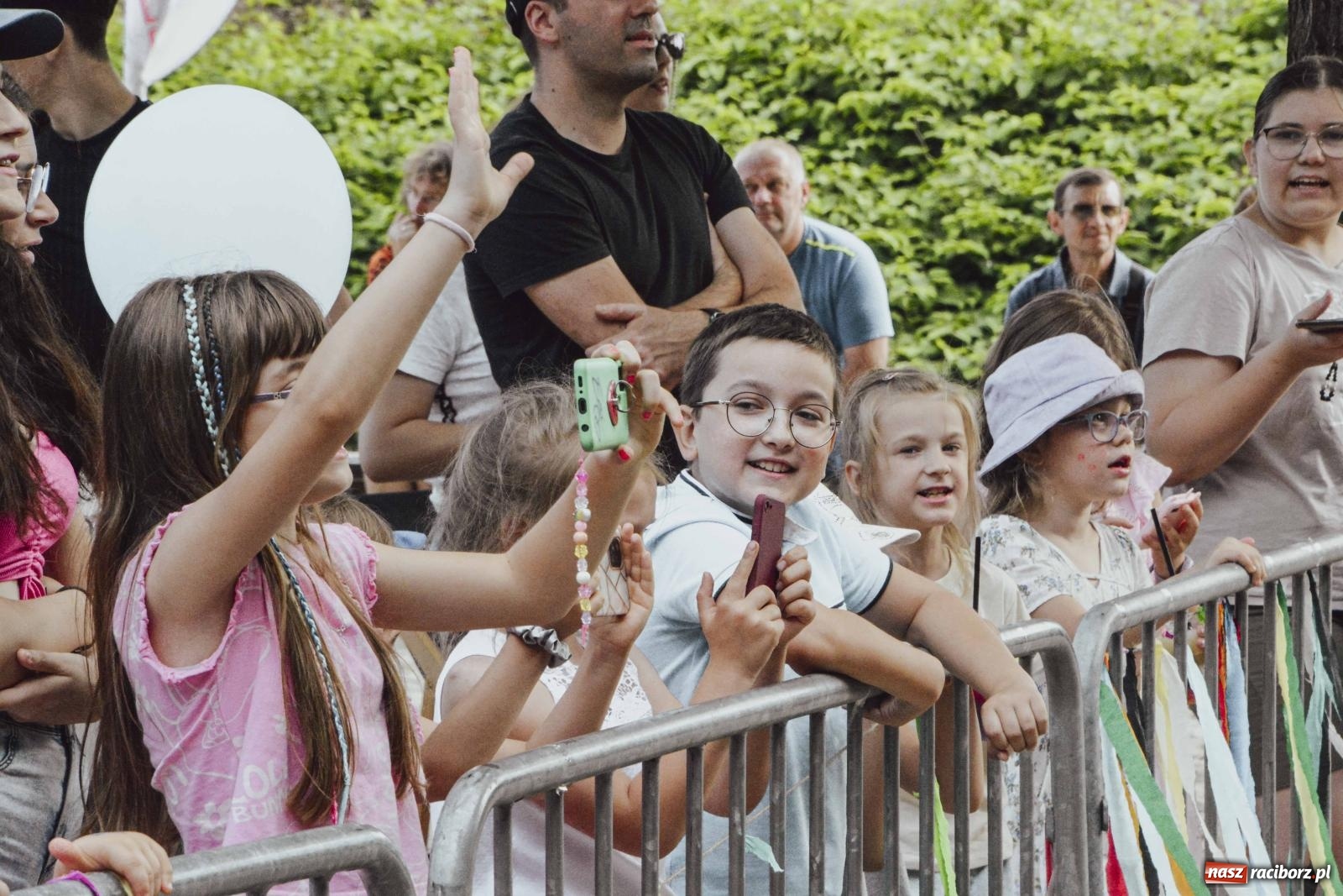 Zdjęcie w galerii na portalu naszraciborz.pl: Emi Franica, Andrzej Biliński oraz Kajetan Drozd z zespołem. Popołudnie na bulwarach [FOTO i WIDEO] wiadomości z regionu