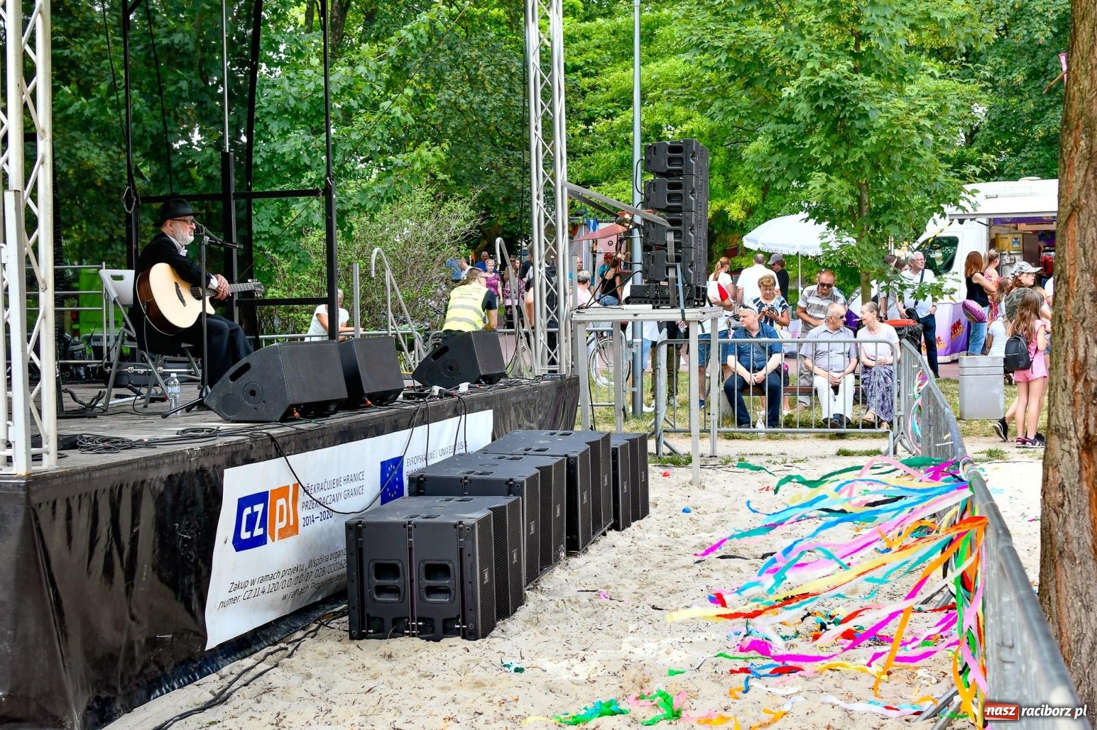 Zdjęcie w galerii na portalu naszraciborz.pl: Emi Franica, Andrzej Biliński oraz Kajetan Drozd z zespołem. Popołudnie na bulwarach [FOTO i WIDEO] wiadomości z regionu