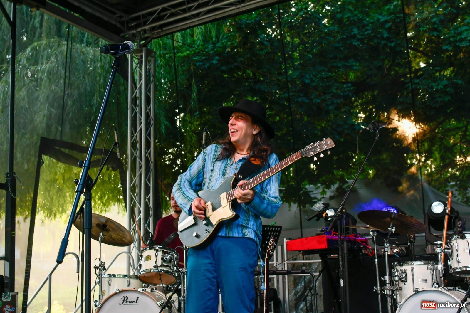 Zdjęcie w galerii na portalu naszraciborz.pl: Emi Franica, Andrzej Biliński oraz Kajetan Drozd z zespołem. Popołudnie na bulwarach [FOTO i WIDEO] wiadomości z regionu