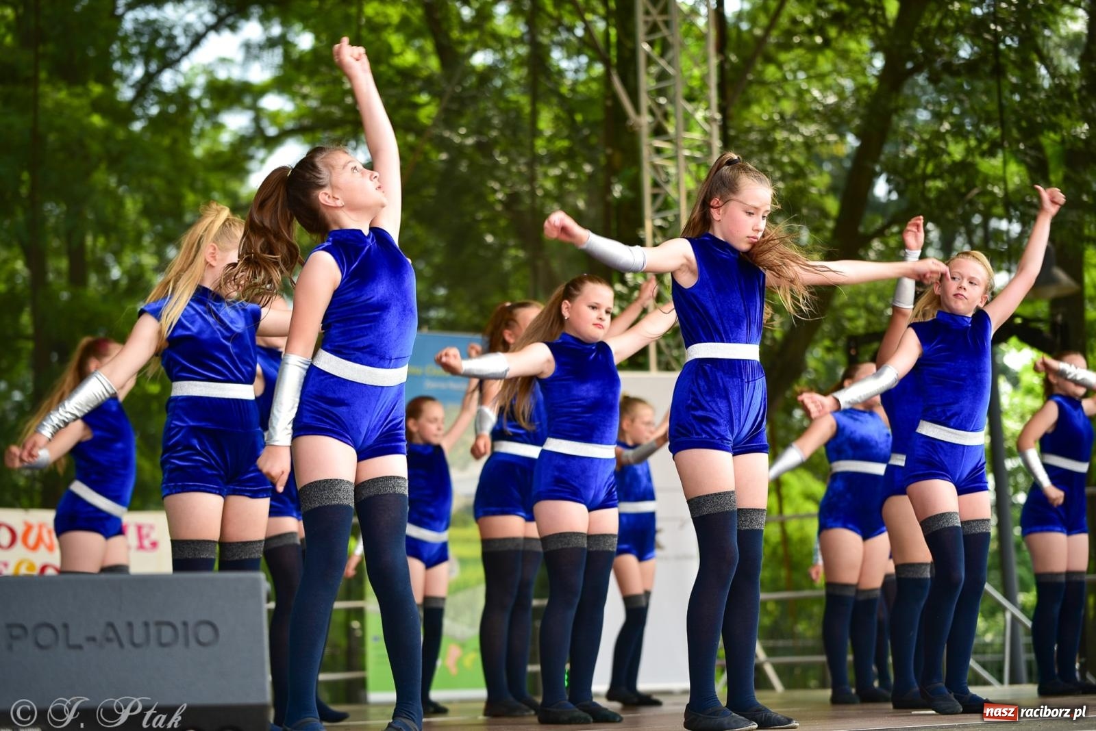 Zdjęcie w galerii na portalu naszraciborz.pl: Taneczne podsumowanie roku szkolnego na zamku w Raciborzu [FOTO i WIDEO] wiadomości z regionu