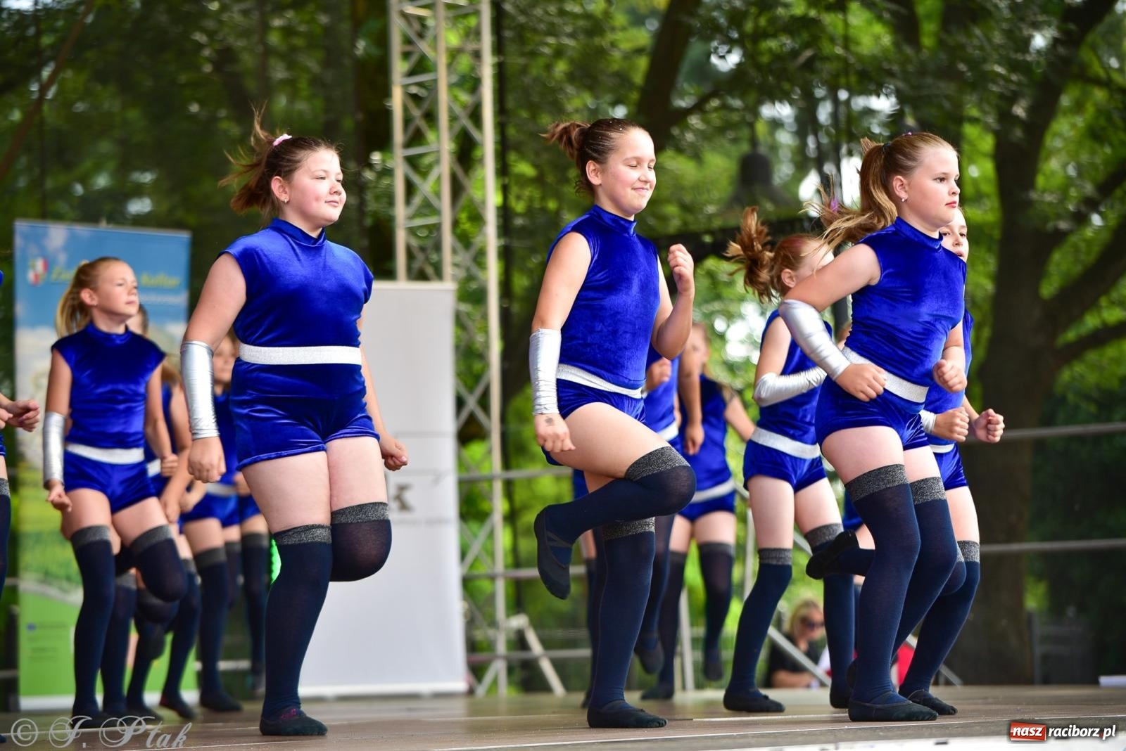 Zdjęcie w galerii na portalu naszraciborz.pl: Taneczne podsumowanie roku szkolnego na zamku w Raciborzu [FOTO i WIDEO] wiadomości z regionu
