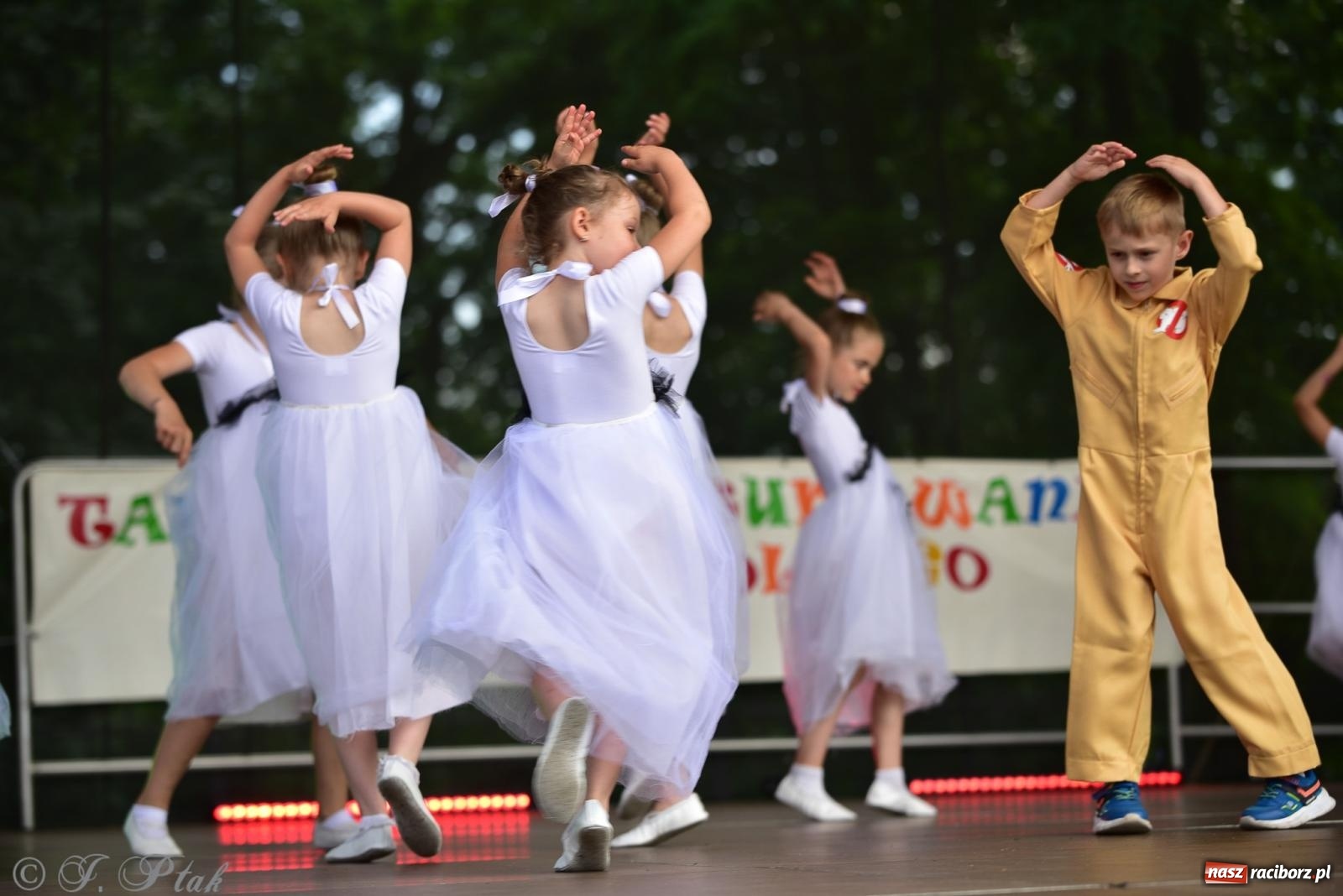 Zdjęcie w galerii na portalu naszraciborz.pl: Taneczne podsumowanie roku szkolnego na zamku w Raciborzu [FOTO i WIDEO] wiadomości z regionu