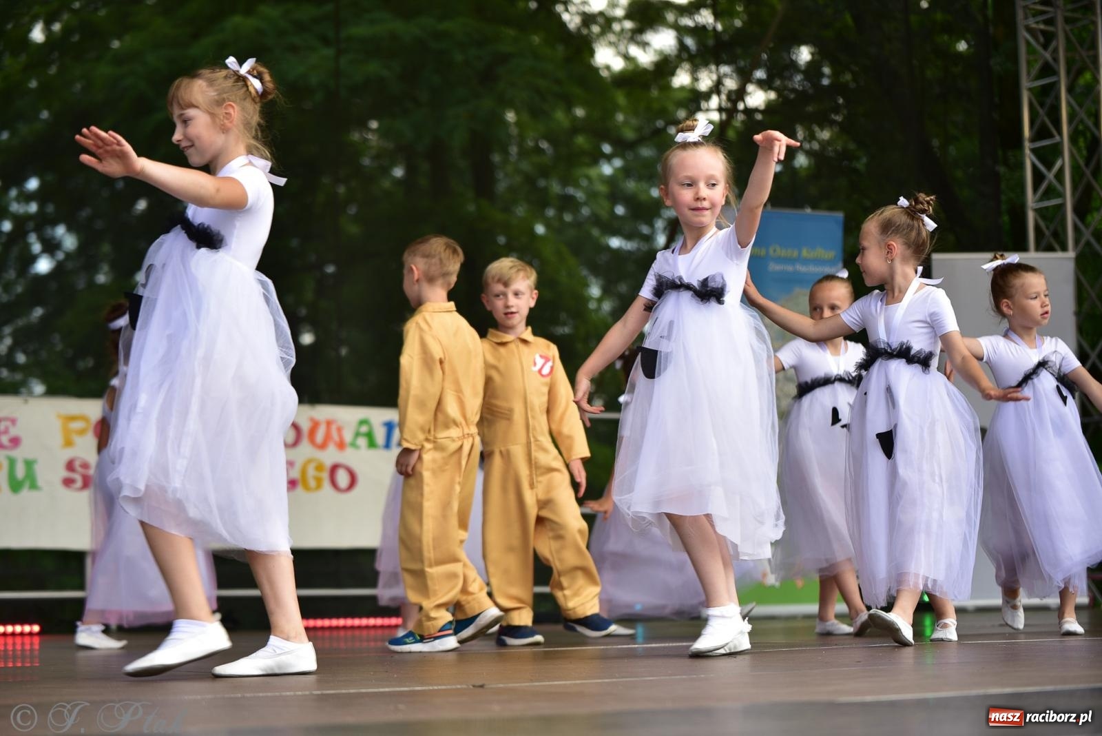 Zdjęcie w galerii na portalu naszraciborz.pl: Taneczne podsumowanie roku szkolnego na zamku w Raciborzu [FOTO i WIDEO] wiadomości z regionu