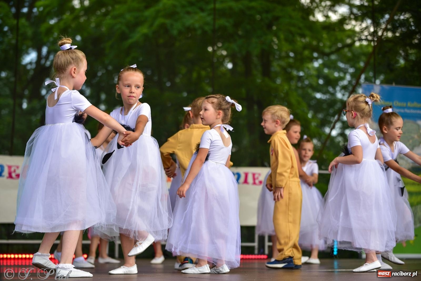 Zdjęcie w galerii na portalu naszraciborz.pl: Taneczne podsumowanie roku szkolnego na zamku w Raciborzu [FOTO i WIDEO] wiadomości z regionu