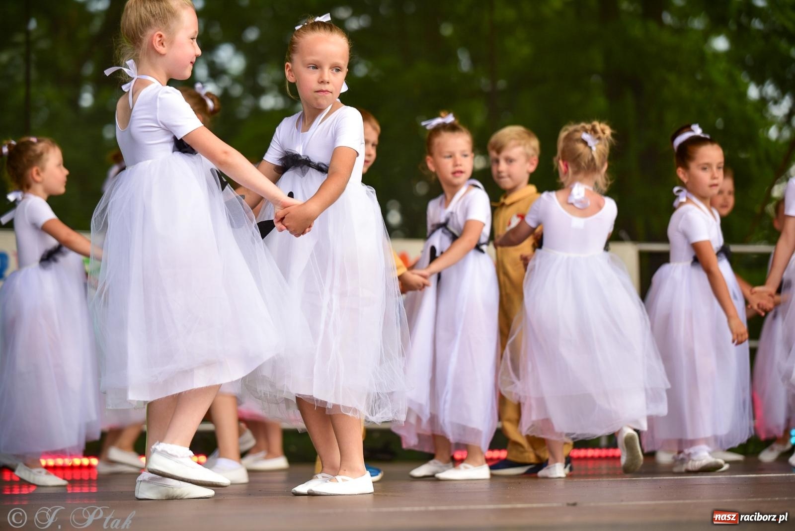 Zdjęcie w galerii na portalu naszraciborz.pl: Taneczne podsumowanie roku szkolnego na zamku w Raciborzu [FOTO i WIDEO] wiadomości z regionu