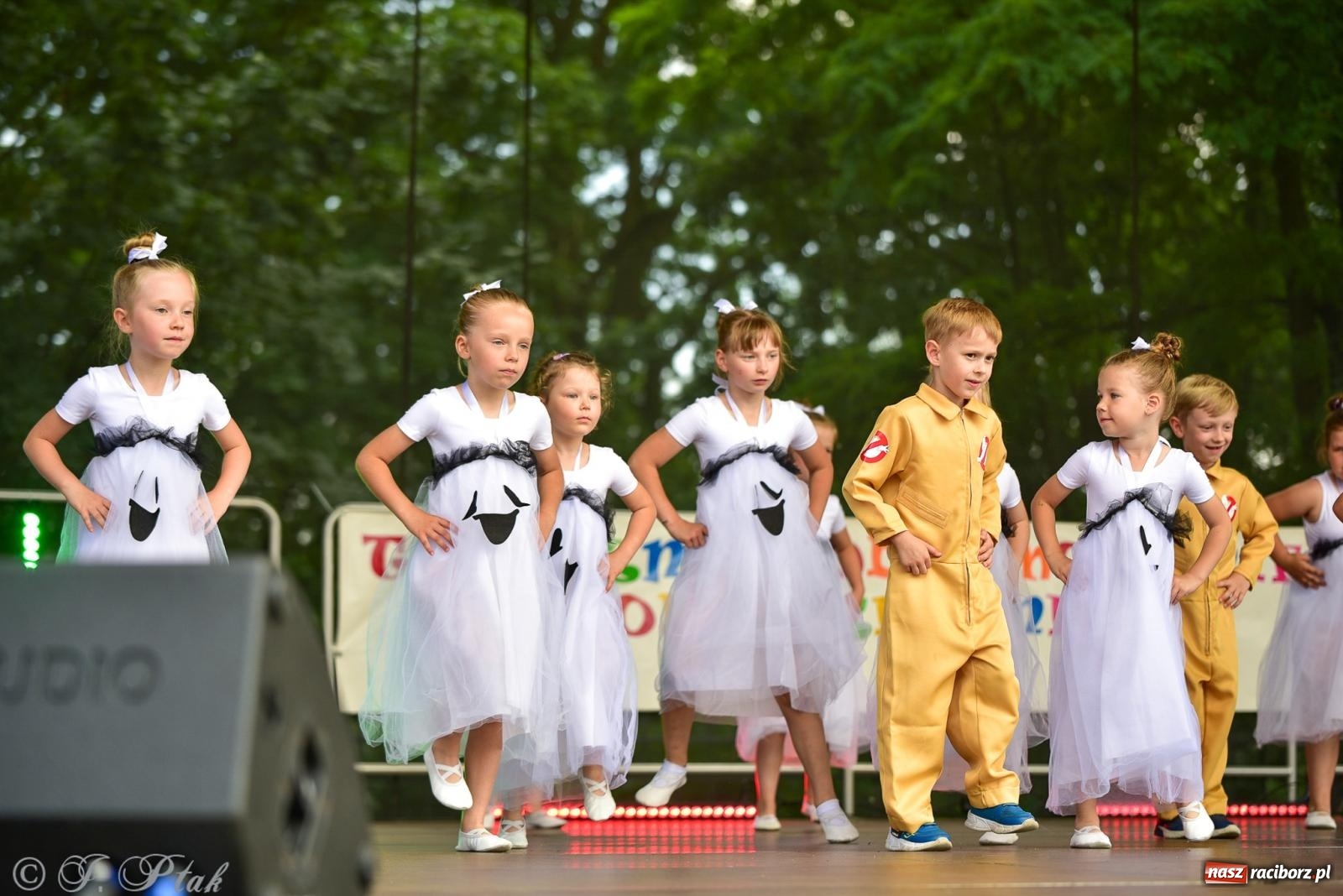 Zdjęcie w galerii na portalu naszraciborz.pl: Taneczne podsumowanie roku szkolnego na zamku w Raciborzu [FOTO i WIDEO] wiadomości z regionu