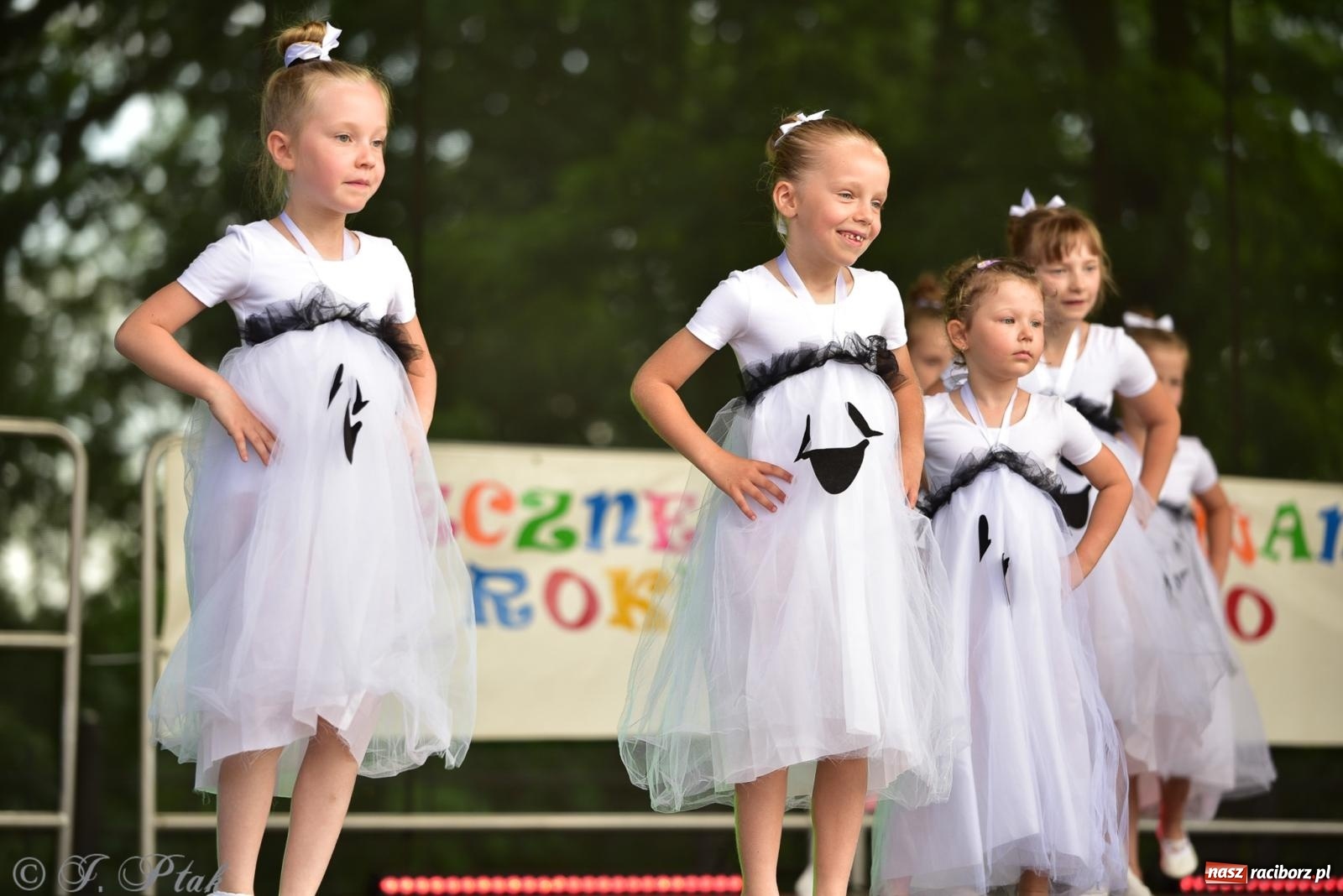 Zdjęcie w galerii na portalu naszraciborz.pl: Taneczne podsumowanie roku szkolnego na zamku w Raciborzu [FOTO i WIDEO] wiadomości z regionu