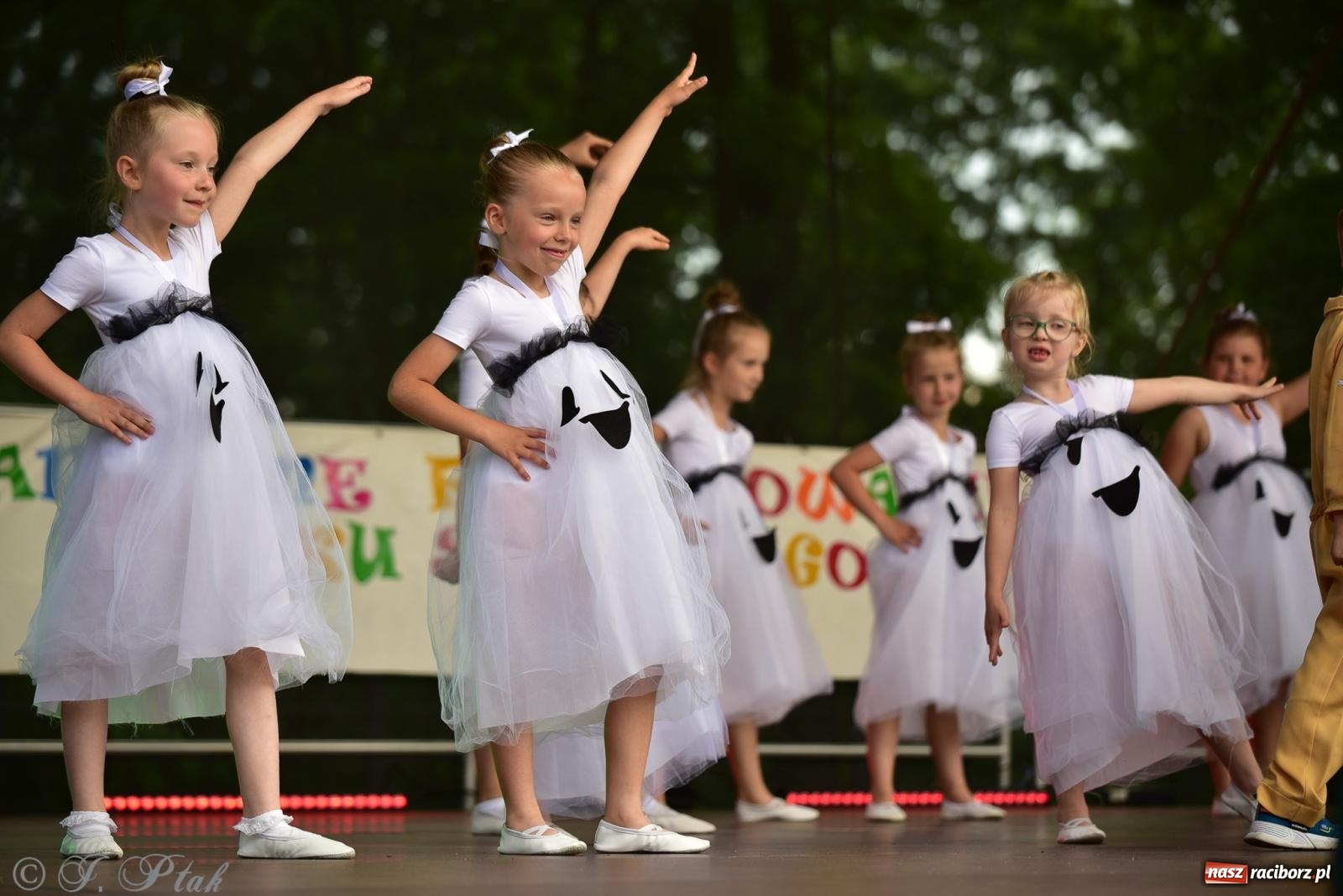 Zdjęcie w galerii na portalu naszraciborz.pl: Taneczne podsumowanie roku szkolnego na zamku w Raciborzu [FOTO i WIDEO] wiadomości z regionu