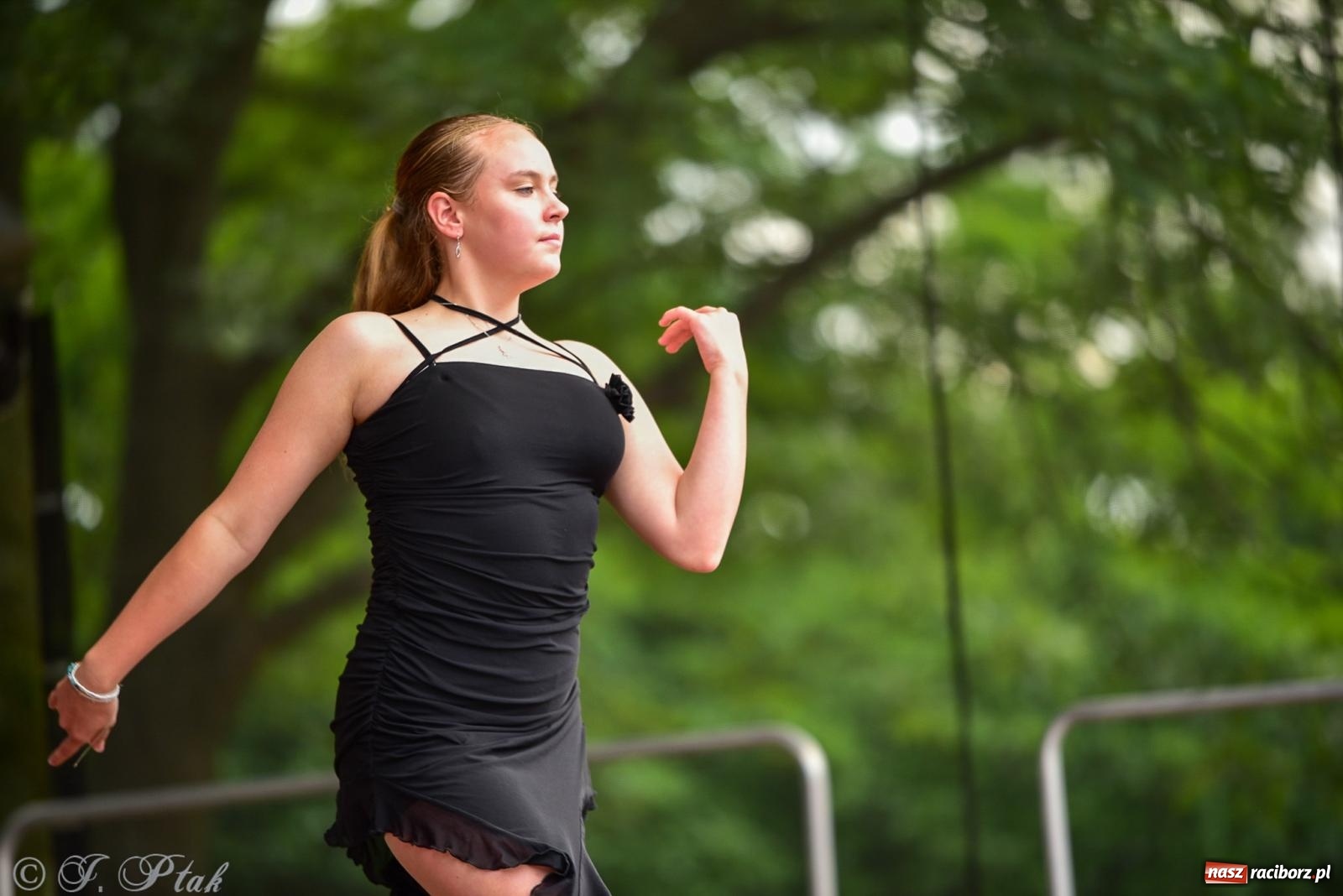 Zdjęcie w galerii na portalu naszraciborz.pl: Taneczne podsumowanie roku szkolnego na zamku w Raciborzu [FOTO i WIDEO] wiadomości z regionu