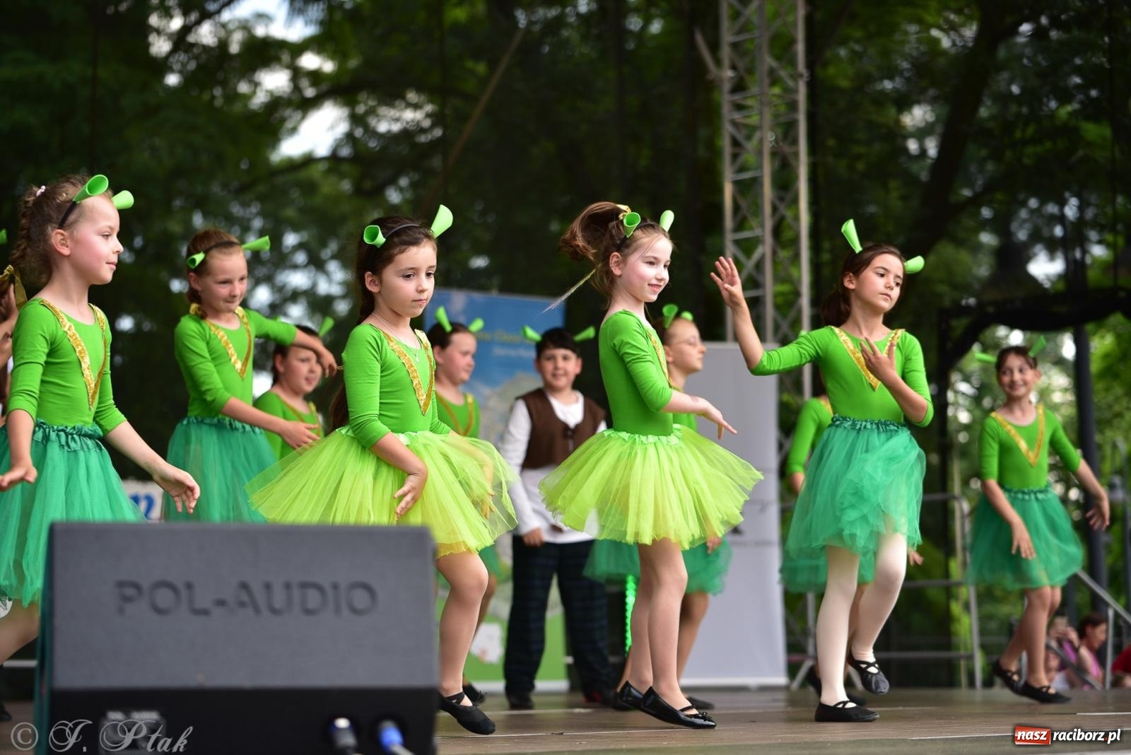 Zdjęcie w galerii na portalu naszraciborz.pl: Taneczne podsumowanie roku szkolnego na zamku w Raciborzu [FOTO i WIDEO] wiadomości z regionu