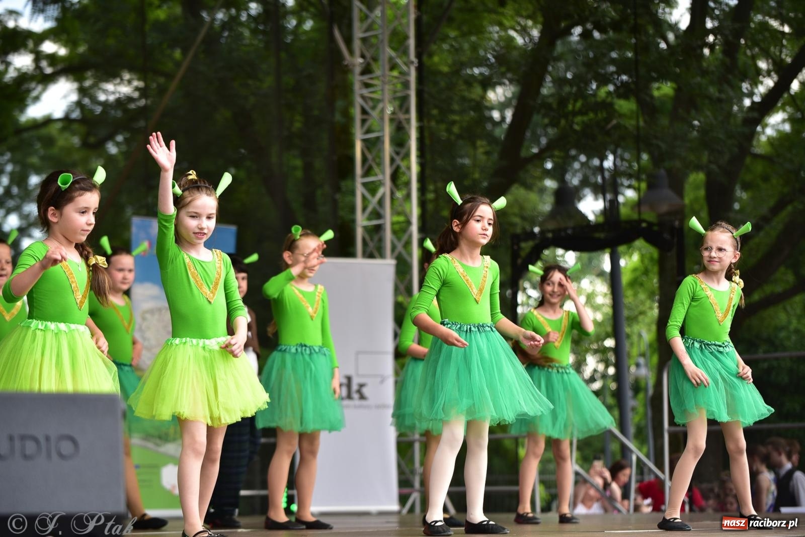 Zdjęcie w galerii na portalu naszraciborz.pl: Taneczne podsumowanie roku szkolnego na zamku w Raciborzu [FOTO i WIDEO] wiadomości z regionu