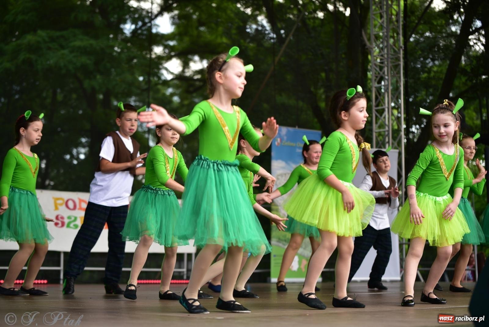 Zdjęcie w galerii na portalu naszraciborz.pl: Taneczne podsumowanie roku szkolnego na zamku w Raciborzu [FOTO i WIDEO] wiadomości z regionu