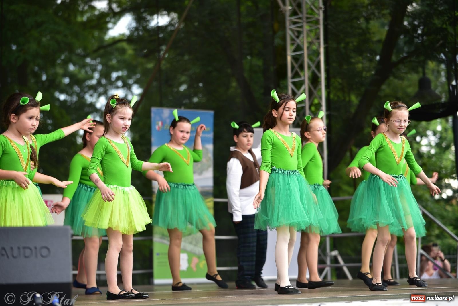 Zdjęcie w galerii na portalu naszraciborz.pl: Taneczne podsumowanie roku szkolnego na zamku w Raciborzu [FOTO i WIDEO] wiadomości z regionu