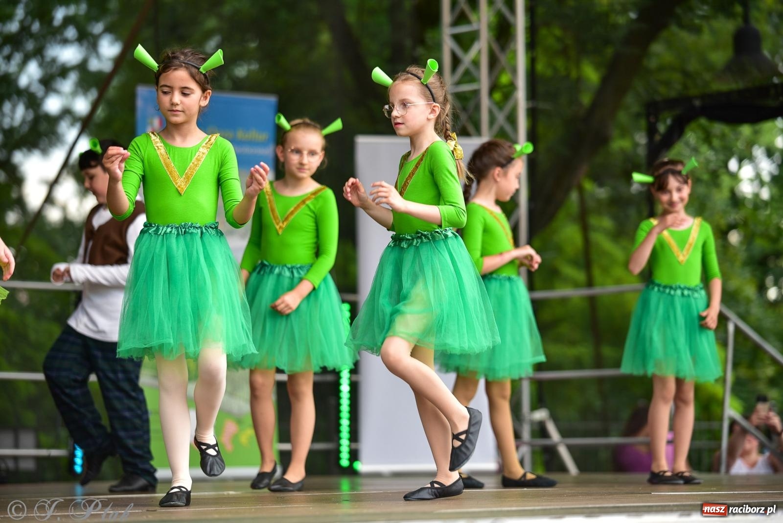 Zdjęcie w galerii na portalu naszraciborz.pl: Taneczne podsumowanie roku szkolnego na zamku w Raciborzu [FOTO i WIDEO] wiadomości z regionu