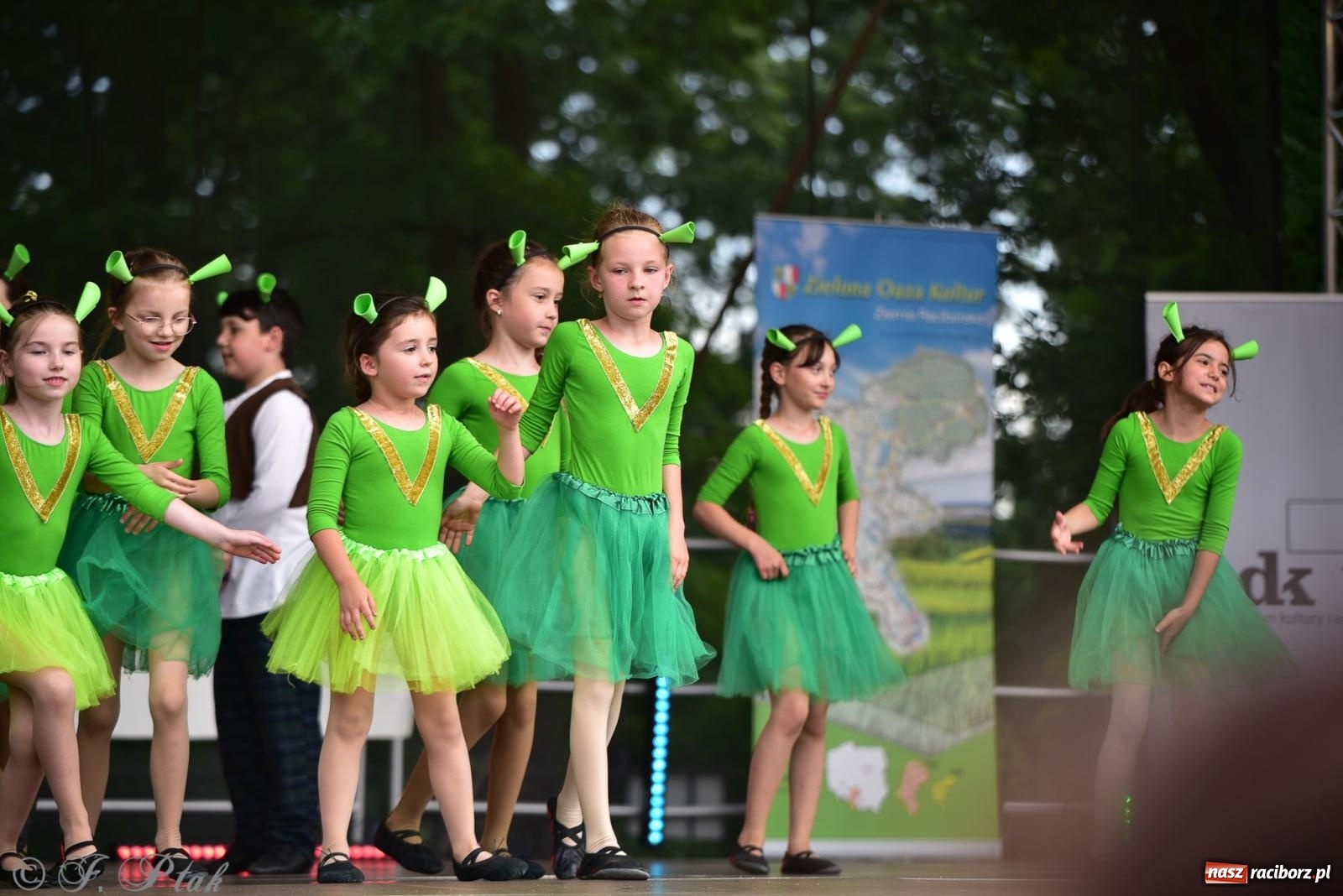Zdjęcie w galerii na portalu naszraciborz.pl: Taneczne podsumowanie roku szkolnego na zamku w Raciborzu [FOTO i WIDEO] wiadomości z regionu