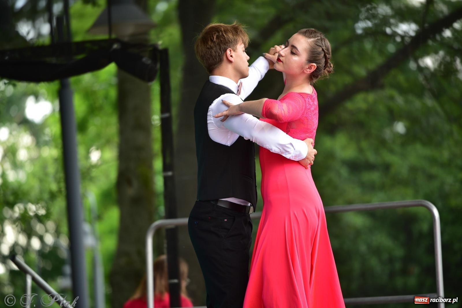 Zdjęcie w galerii na portalu naszraciborz.pl: Taneczne podsumowanie roku szkolnego na zamku w Raciborzu [FOTO i WIDEO] wiadomości z regionu