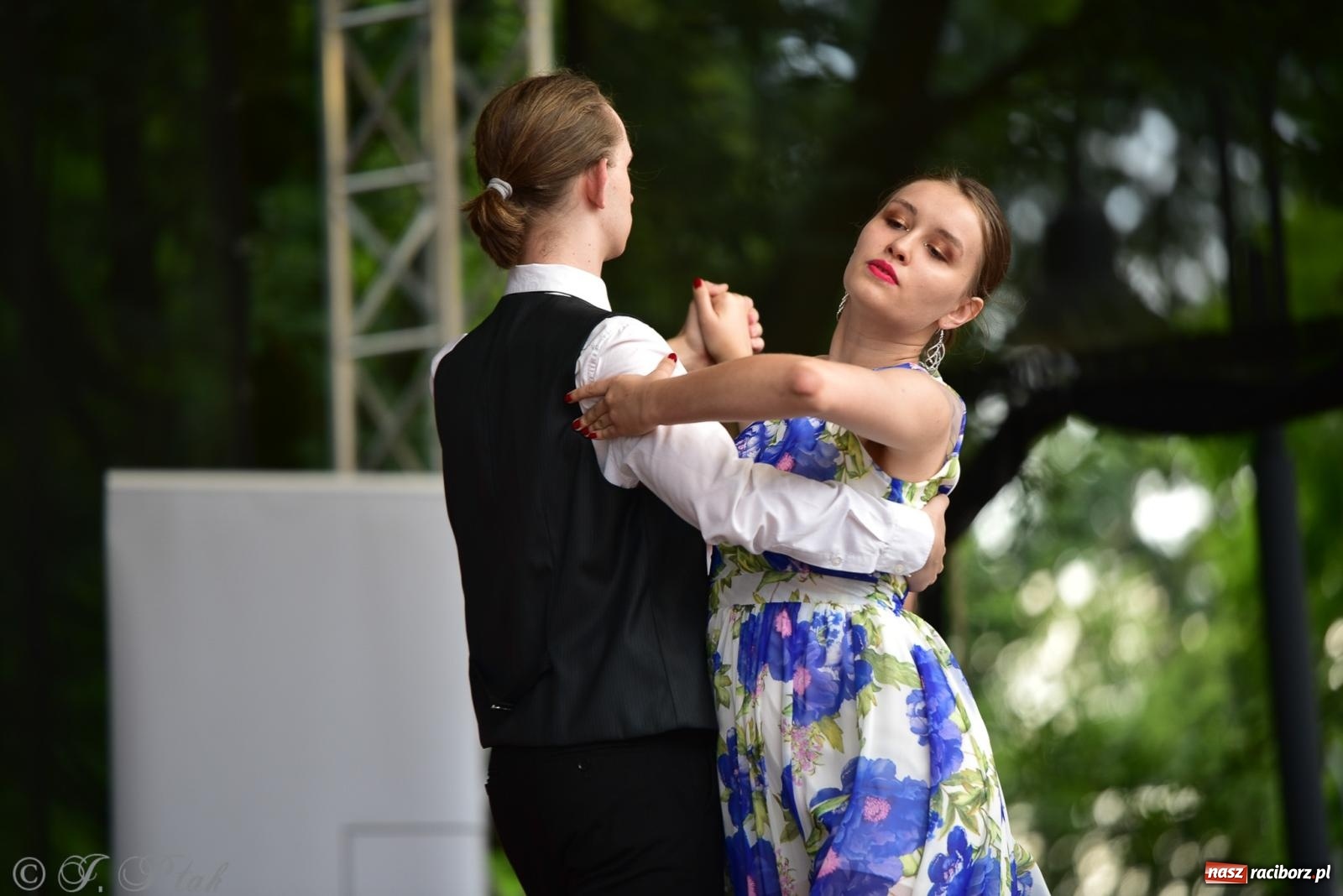 Zdjęcie w galerii na portalu naszraciborz.pl: Taneczne podsumowanie roku szkolnego na zamku w Raciborzu [FOTO i WIDEO] wiadomości z regionu