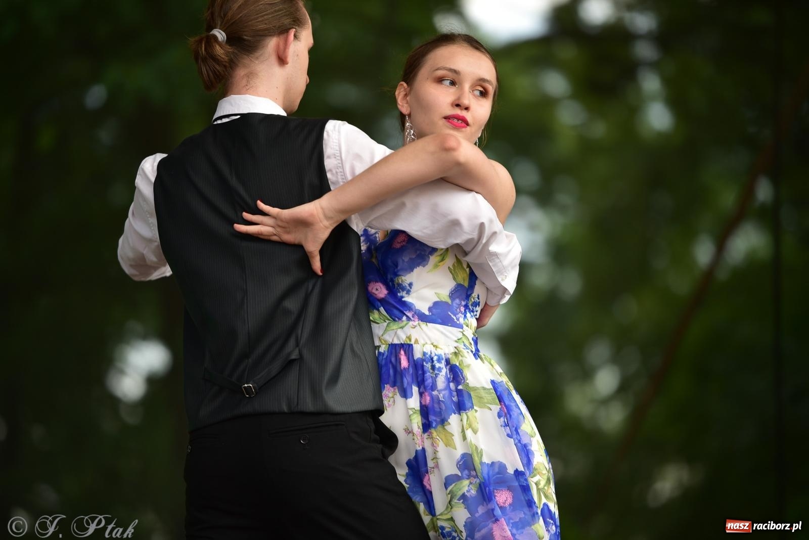 Zdjęcie w galerii na portalu naszraciborz.pl: Taneczne podsumowanie roku szkolnego na zamku w Raciborzu [FOTO i WIDEO] wiadomości z regionu
