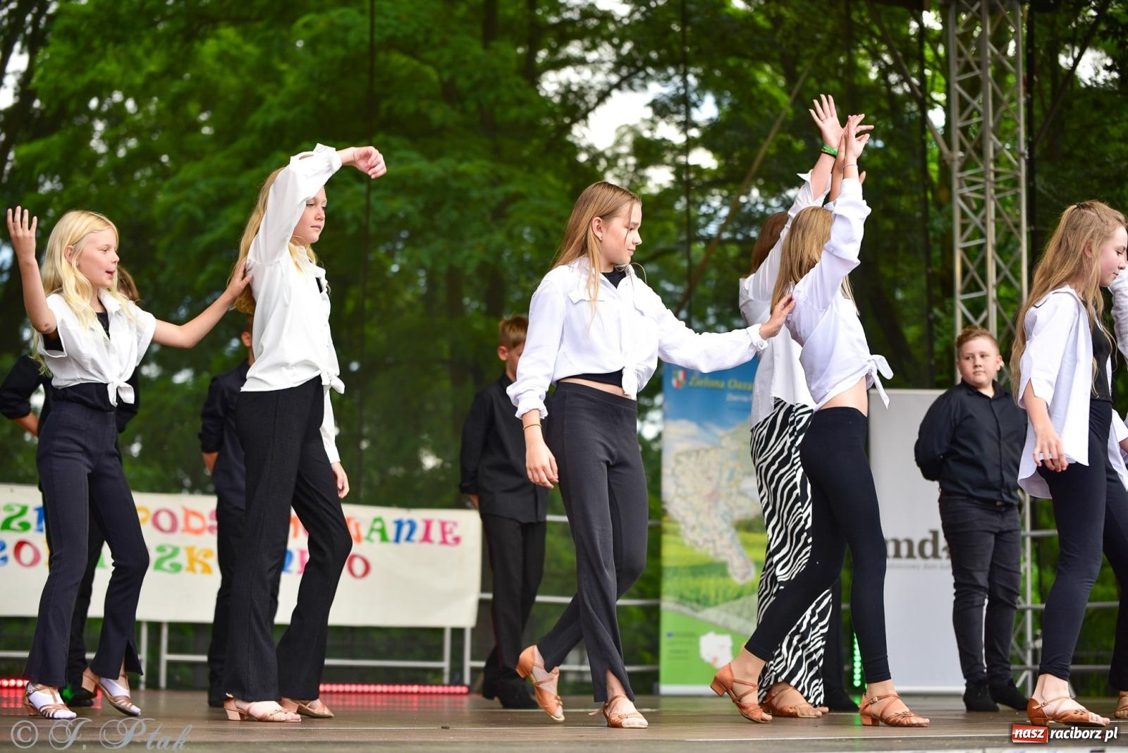 Zdjęcie w galerii na portalu naszraciborz.pl: Taneczne podsumowanie roku szkolnego na zamku w Raciborzu [FOTO i WIDEO] wiadomości z regionu
