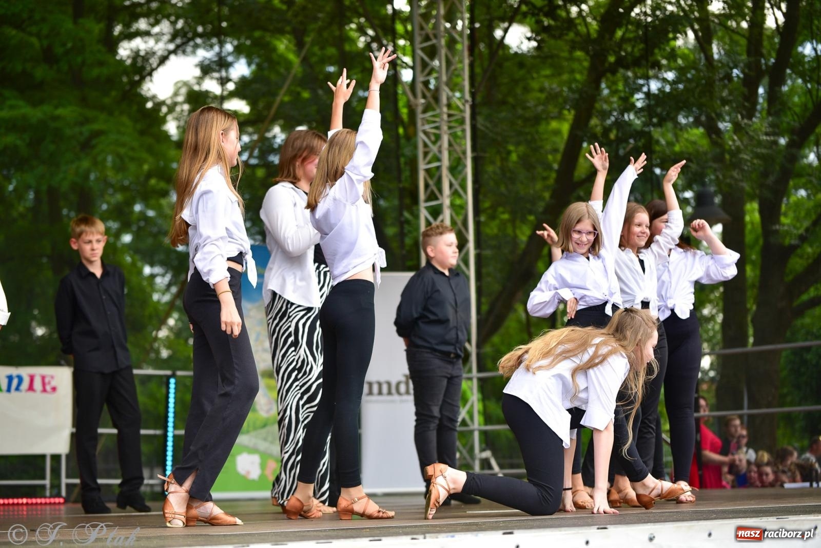 Zdjęcie w galerii na portalu naszraciborz.pl: Taneczne podsumowanie roku szkolnego na zamku w Raciborzu [FOTO i WIDEO] wiadomości z regionu