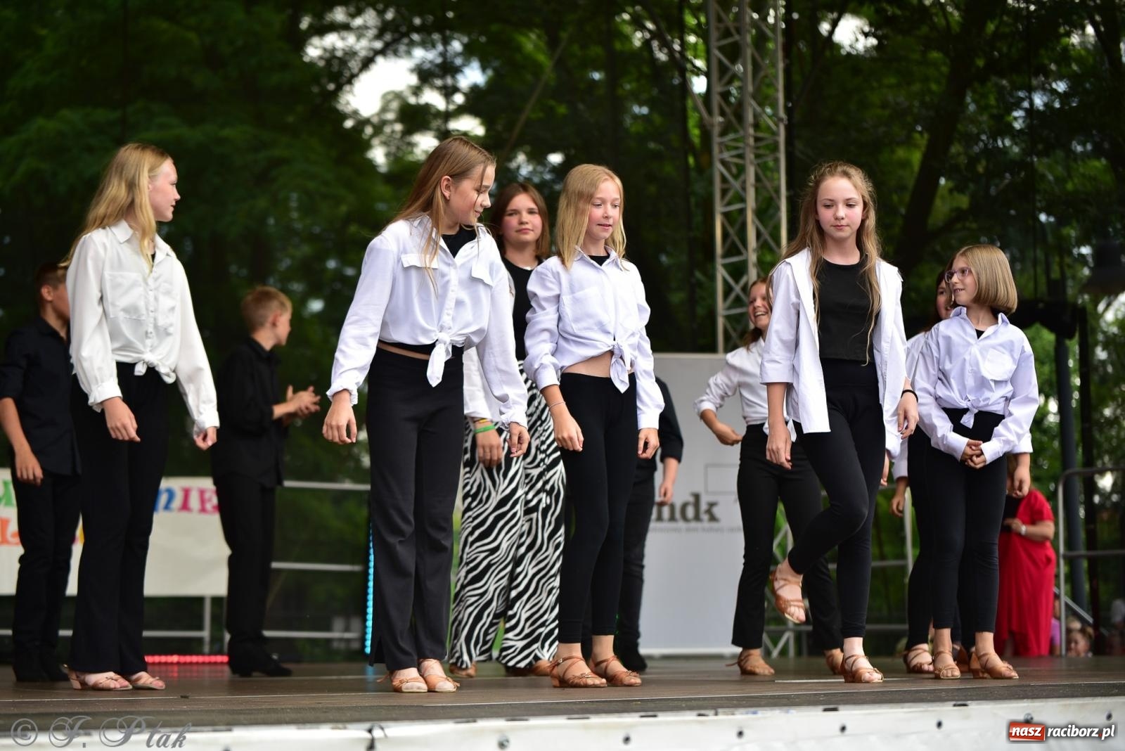 Zdjęcie w galerii na portalu naszraciborz.pl: Taneczne podsumowanie roku szkolnego na zamku w Raciborzu [FOTO i WIDEO] wiadomości z regionu