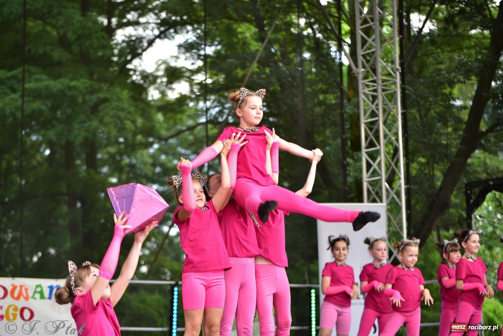 Zdjęcie w galerii na portalu naszraciborz.pl: Taneczne podsumowanie roku szkolnego na zamku w Raciborzu [FOTO i WIDEO] wiadomości z regionu