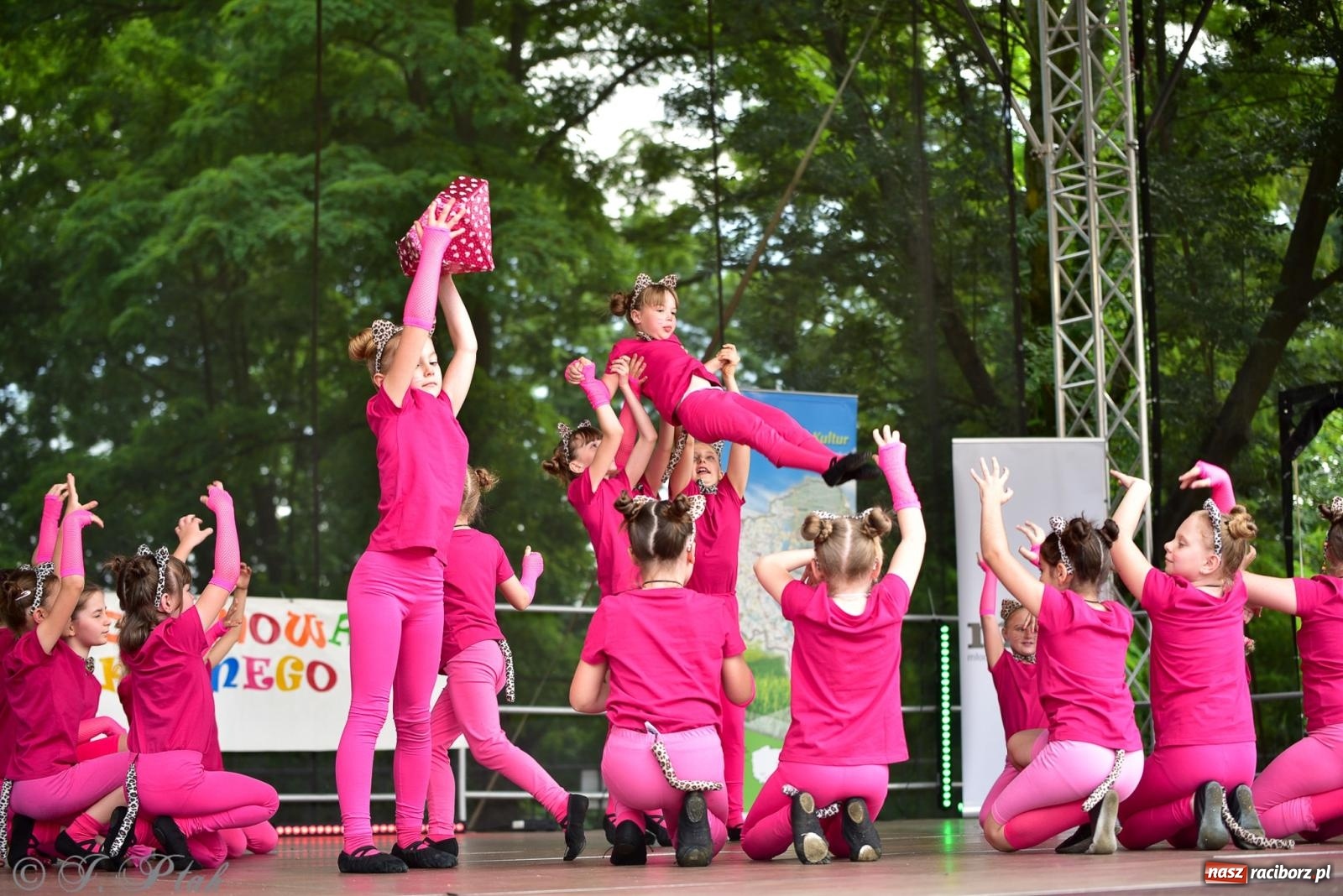 Zdjęcie w galerii na portalu naszraciborz.pl: Taneczne podsumowanie roku szkolnego na zamku w Raciborzu [FOTO i WIDEO] wiadomości z regionu