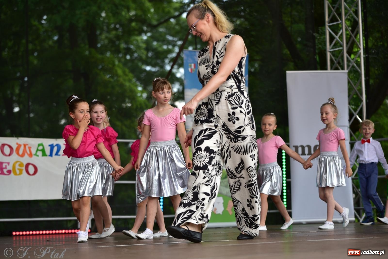 Zdjęcie w galerii na portalu naszraciborz.pl: Taneczne podsumowanie roku szkolnego na zamku w Raciborzu [FOTO i WIDEO] wiadomości z regionu