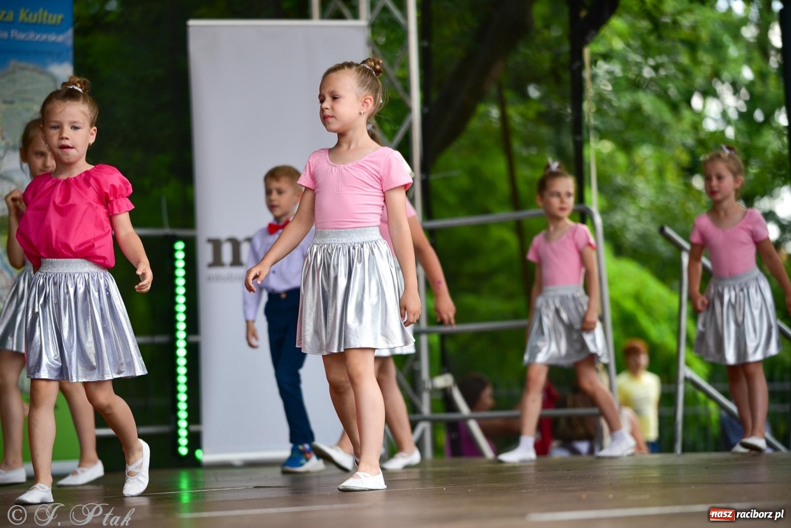 Zdjęcie w galerii na portalu naszraciborz.pl: Taneczne podsumowanie roku szkolnego na zamku w Raciborzu [FOTO i WIDEO] wiadomości z regionu
