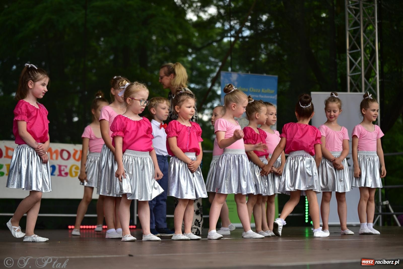 Zdjęcie w galerii na portalu naszraciborz.pl: Taneczne podsumowanie roku szkolnego na zamku w Raciborzu [FOTO i WIDEO] wiadomości z regionu